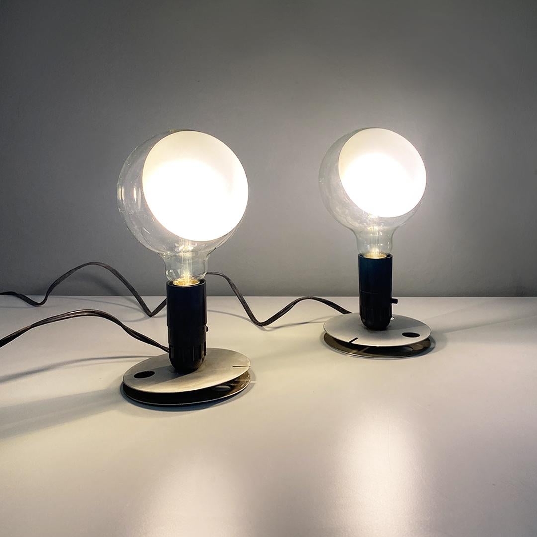 Italian modern pair of glass and aluminium Lampadina table lamps by Achille and Pier Giacomo Castiglioni for Flos, 1972.
Pair of table or bedside table lamps, Lampadina model, with aluminum base, made up of two parallel discs, between which the
