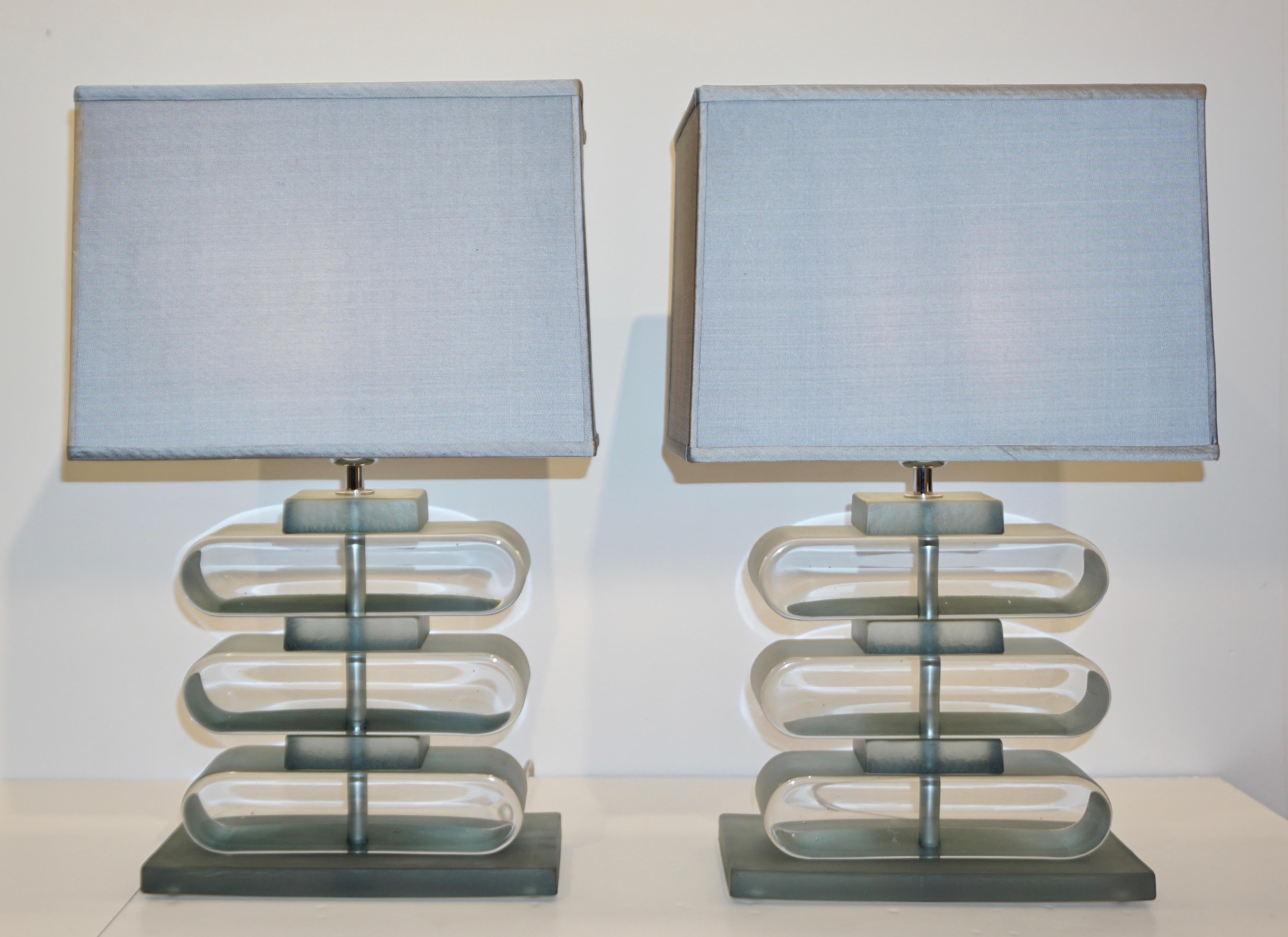 Pareja de lámparas de sobremesa venecianas contemporáneas de diseño Urban, totalmente artesanales, con una presencia artística: el diseño escultórico geométrico orgánico consta de 3 elementos de bloque redondeado de cristal de Murano soplado