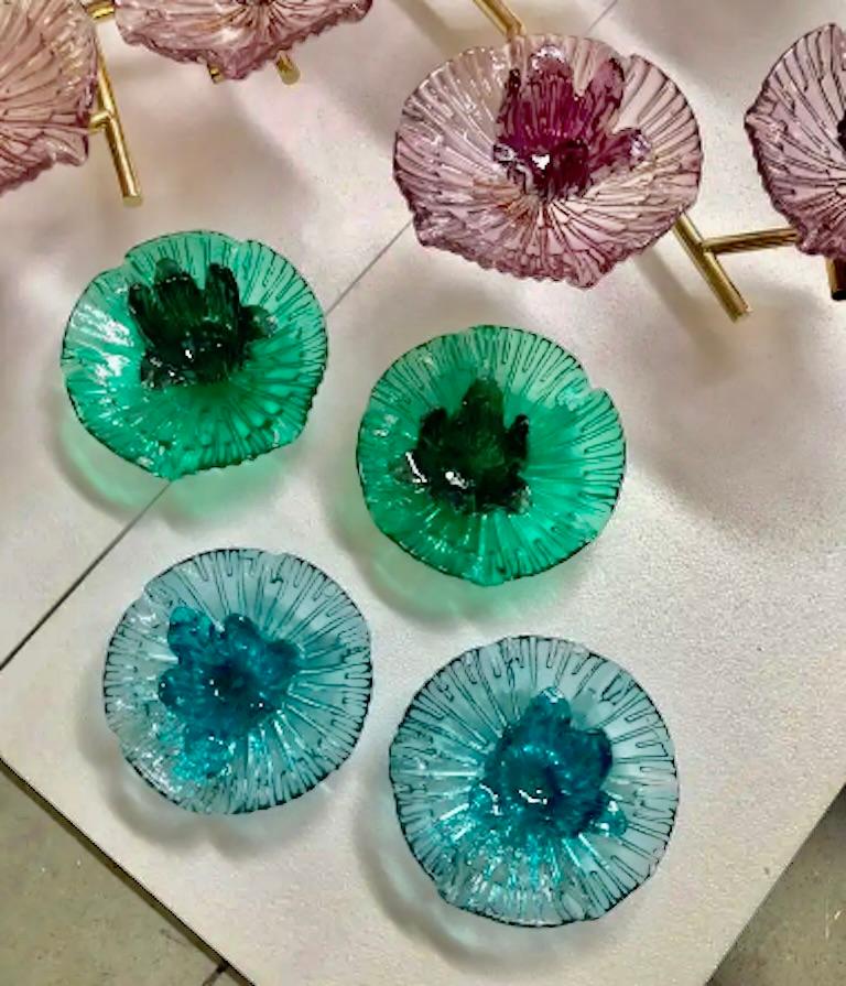 Ottone Coppia moderna di lampade da parete con rami di fiori in vetro di Murano rosa ametista in vendita