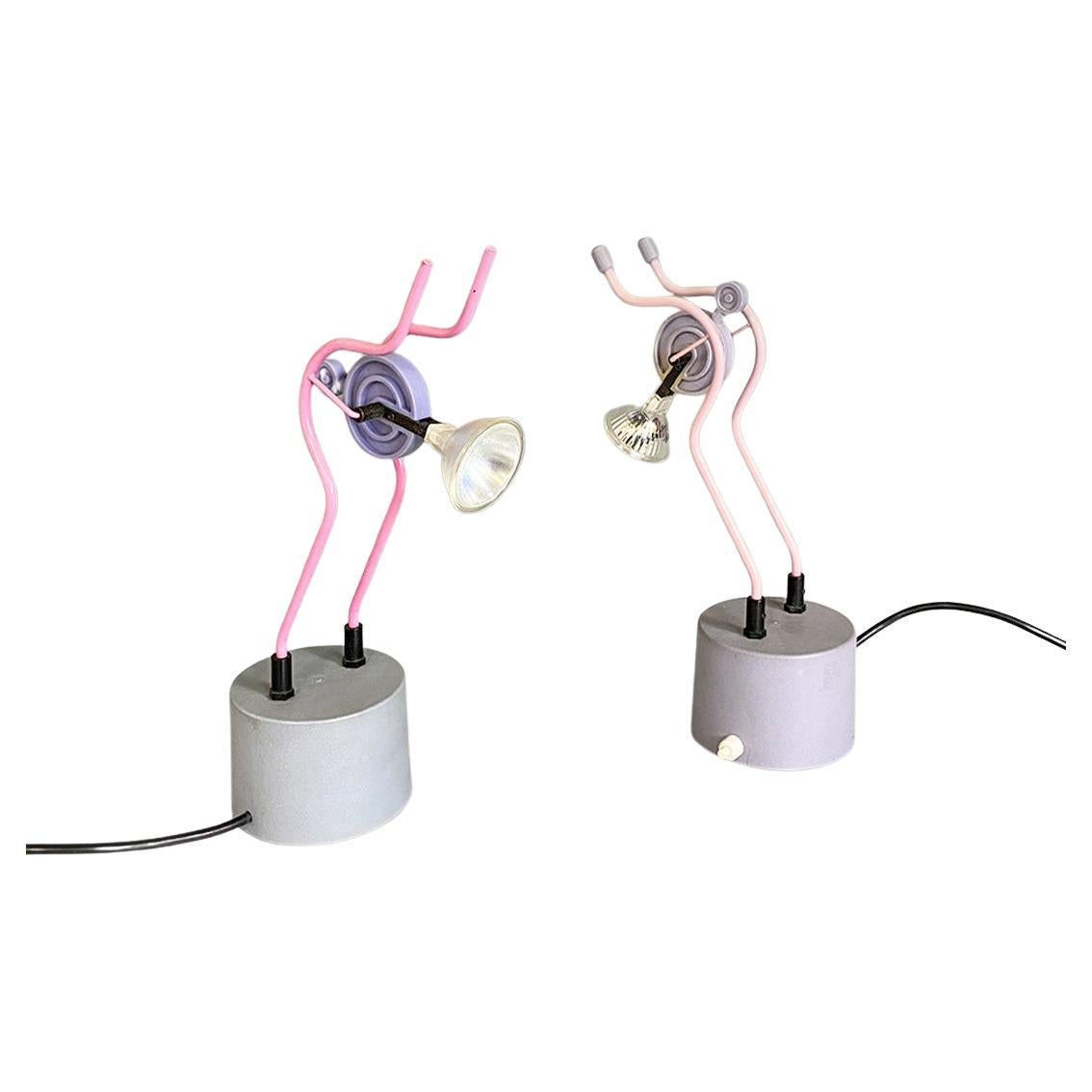 Coppia di lampade da tavolo moderne italiane con scultura in metallo rosa, anni '80