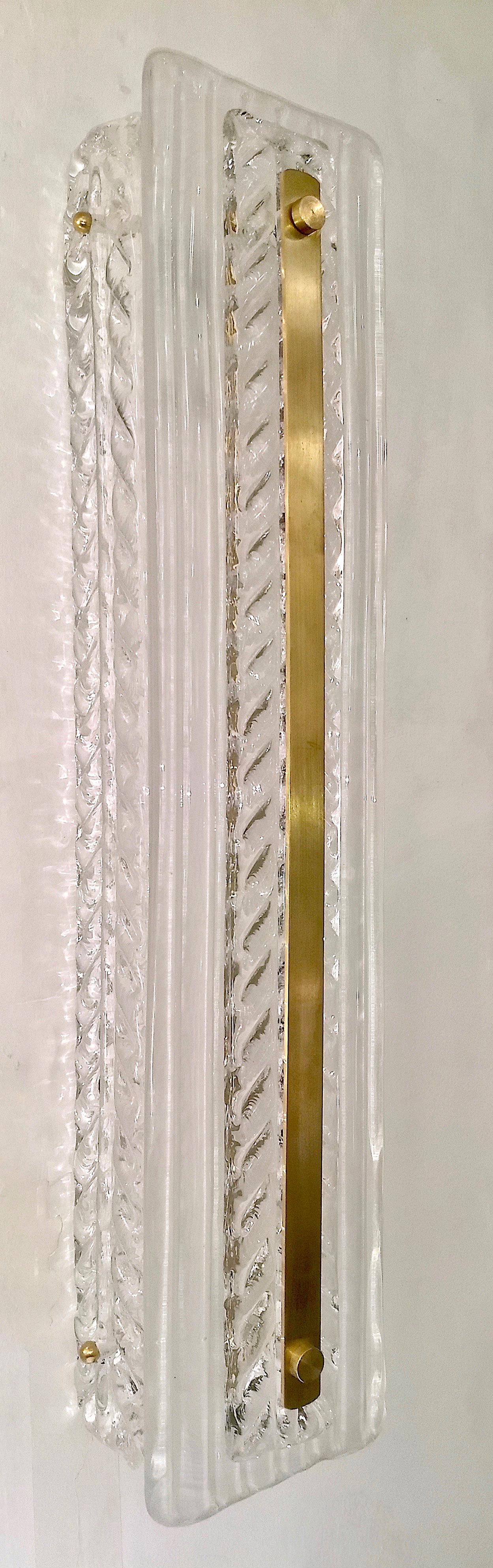 Paire de grandes appliques modernes italiennes en laiton de Murano textures en cristal blanc et feuilles transparentes en vente 3