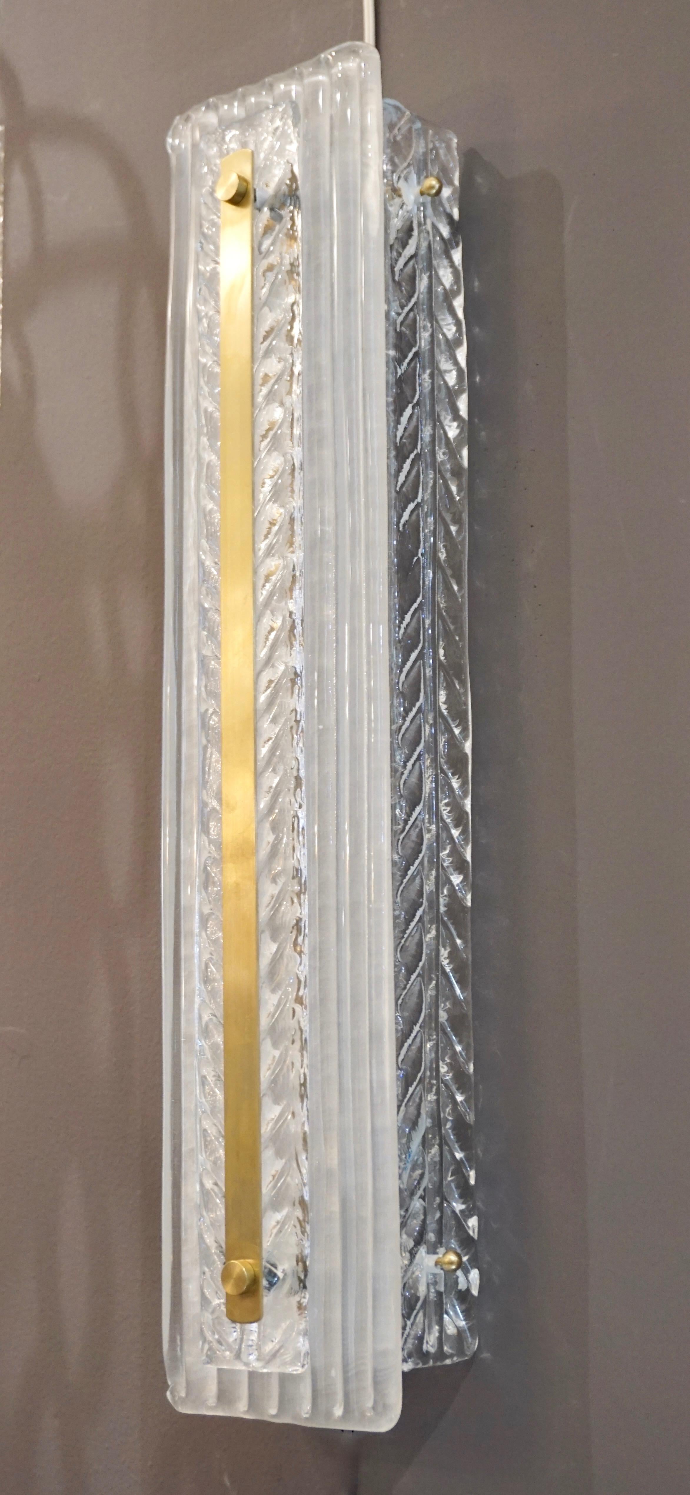 Mid-Century Modern Paire de grandes appliques modernes italiennes en laiton de Murano textures en cristal blanc et feuilles transparentes en vente