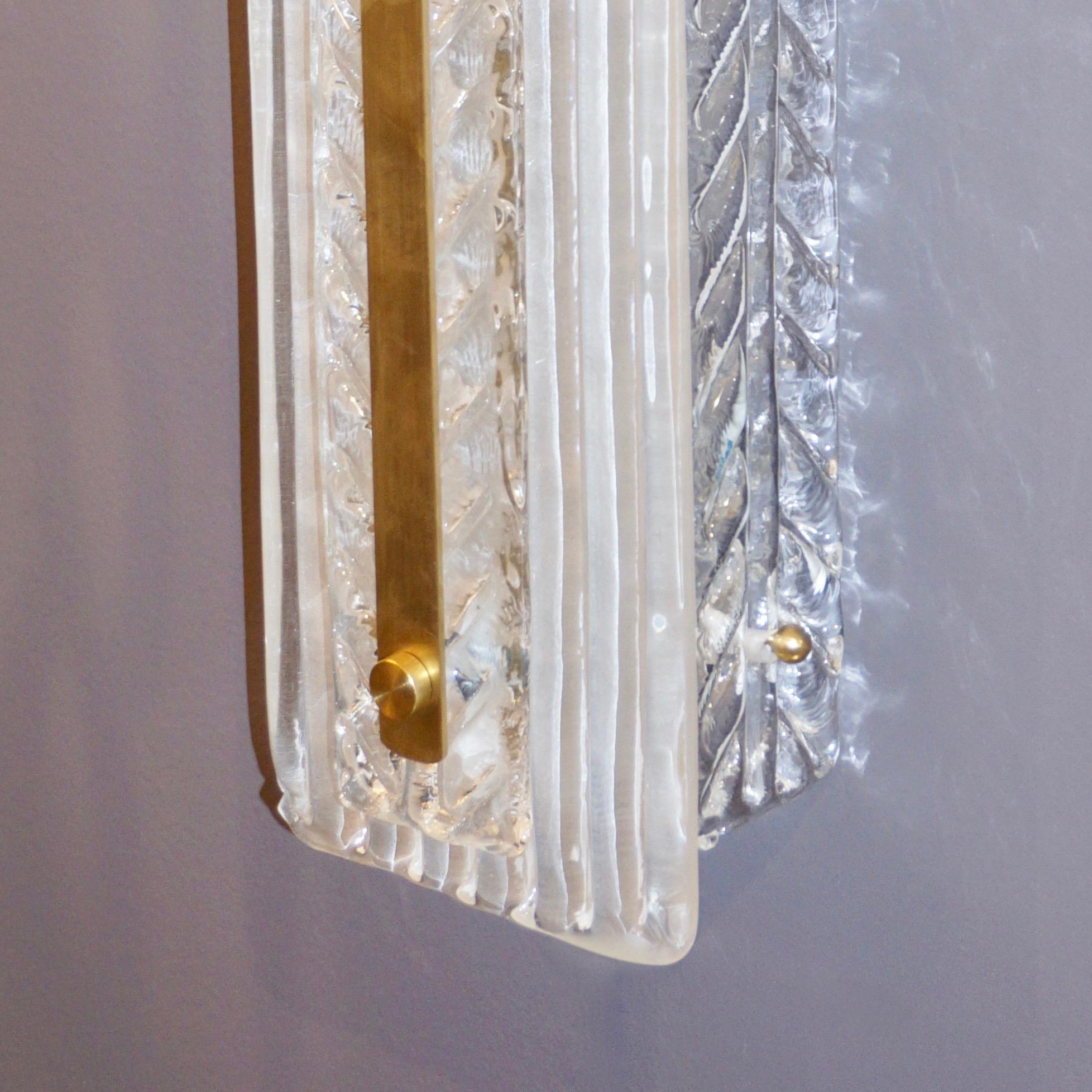 Satinato Coppia moderna italiana di lampade alte in cristallo bianco trasparente con texture a foglia di Murano in ottone in vendita