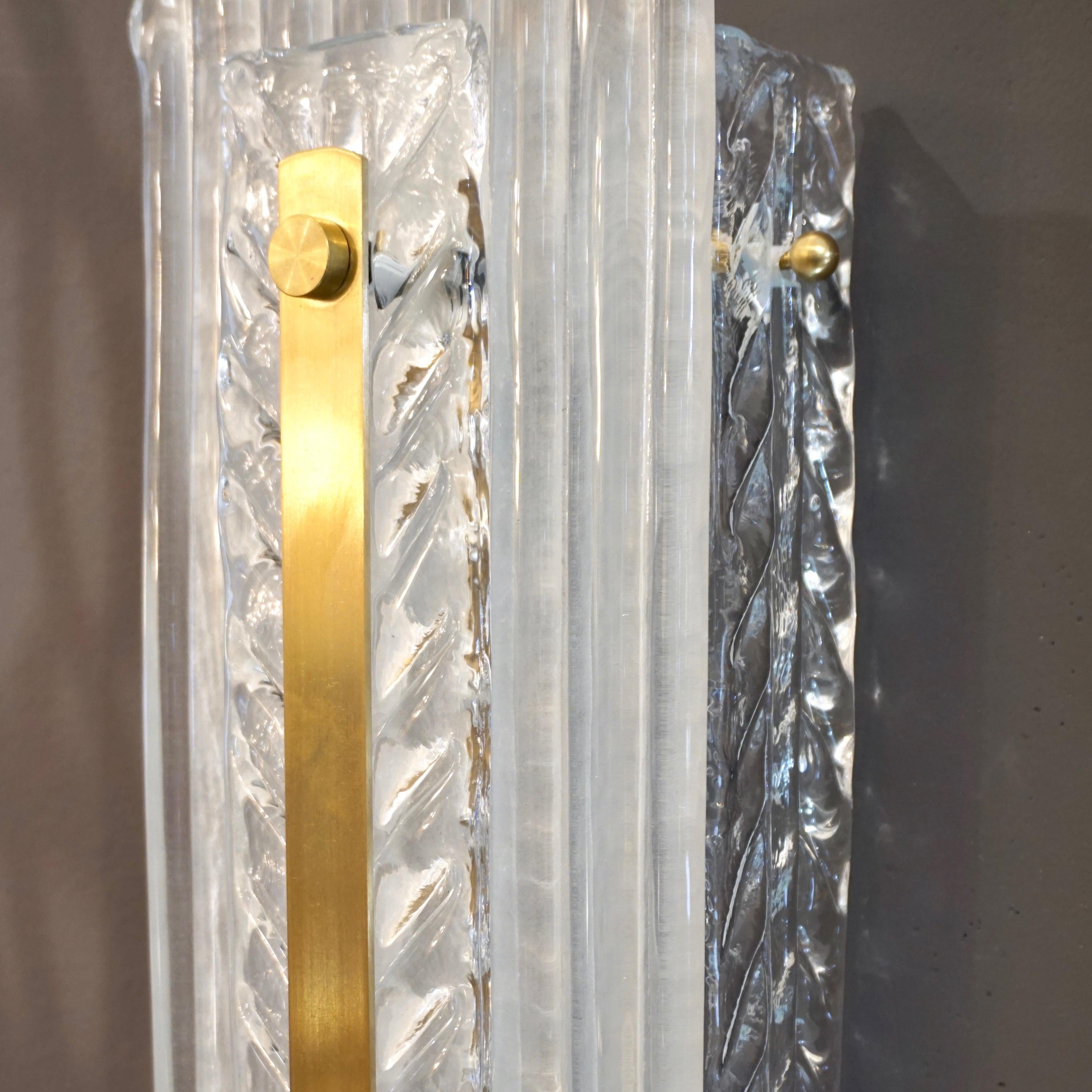 XXIe siècle et contemporain Paire de grandes appliques modernes italiennes en laiton de Murano textures en cristal blanc et feuilles transparentes en vente