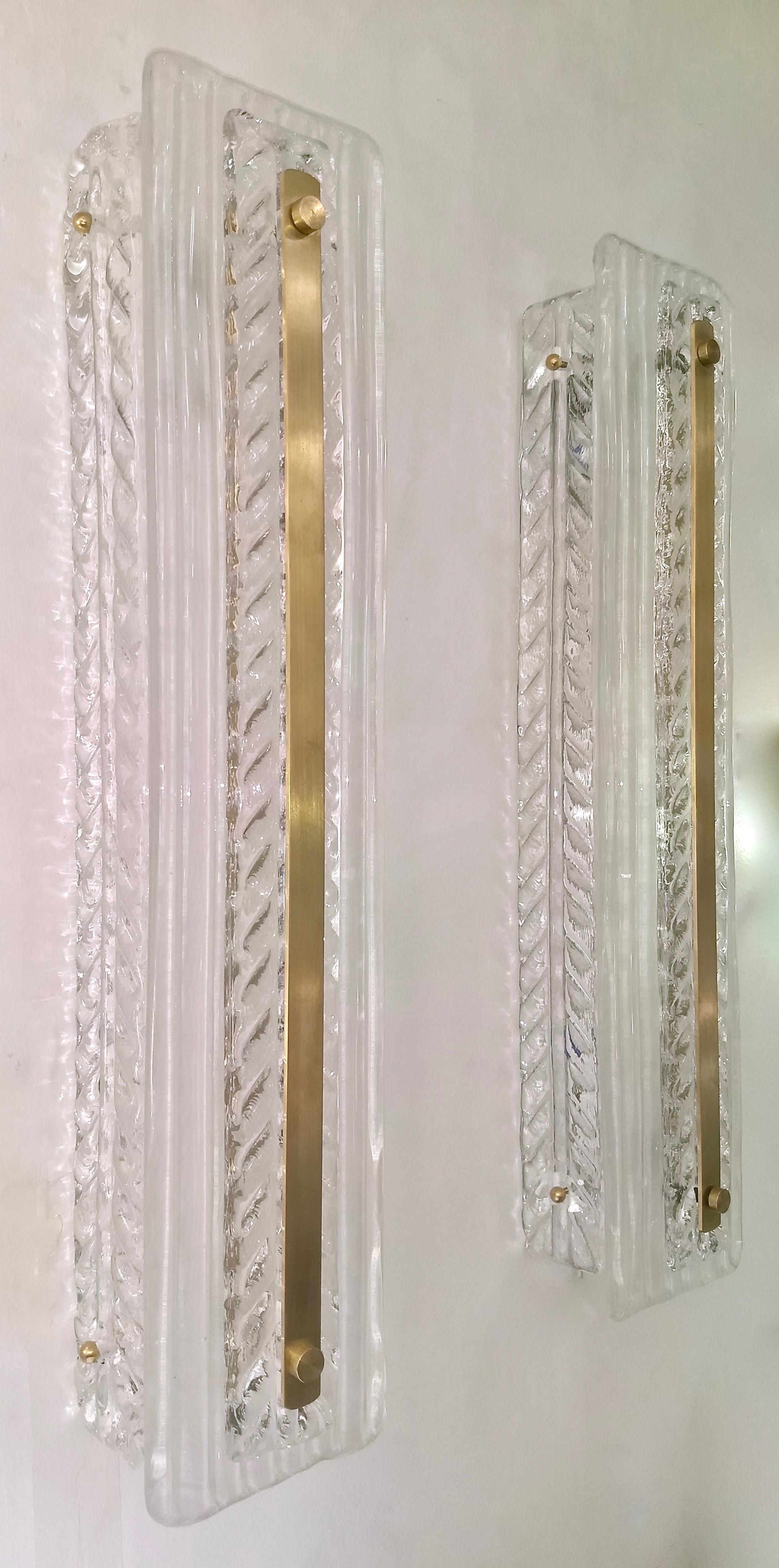Vetro artistico Coppia moderna italiana di lampade alte in cristallo bianco trasparente con texture a foglia di Murano in ottone in vendita