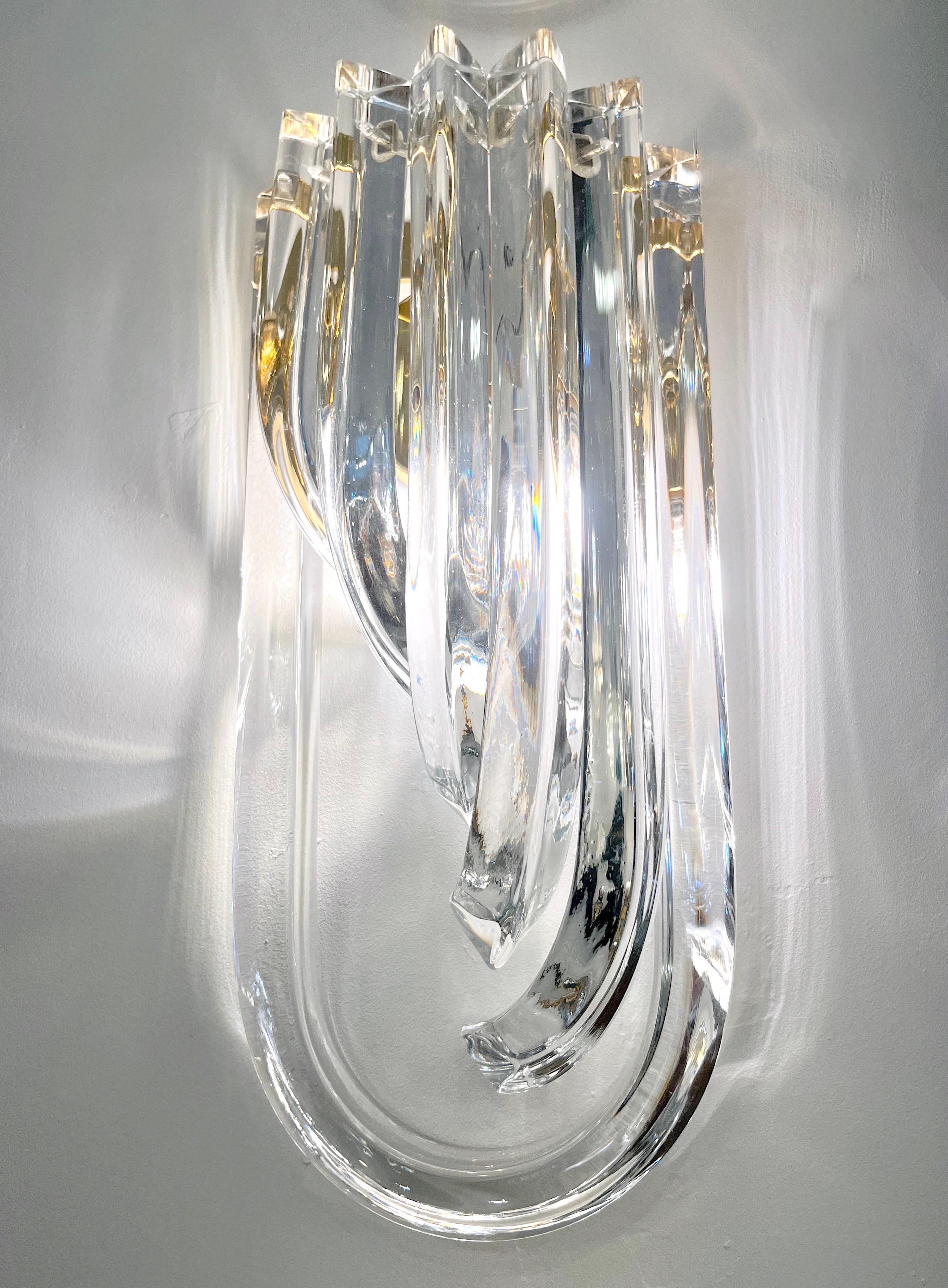 Very sleek elegant Venetian modernist pair of wall lights with organic Minimalist design and Art Deco flair, consisting of six embracing spectacular curved ribbon rods, in crystal clear blown Murano glass, each with a triangular section that