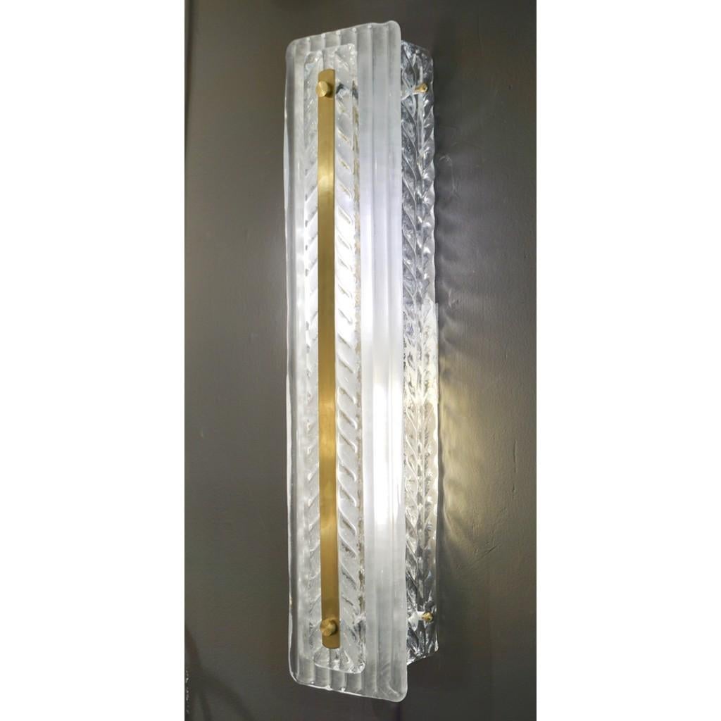 Very elegant Italian contemporary organic wall lights, entirely handcrafted in the style of Barovier & Toso in refined white and crystal clear Murano art glass, decorated in relief with vein leaf texture and enhanced by a striated white frosted