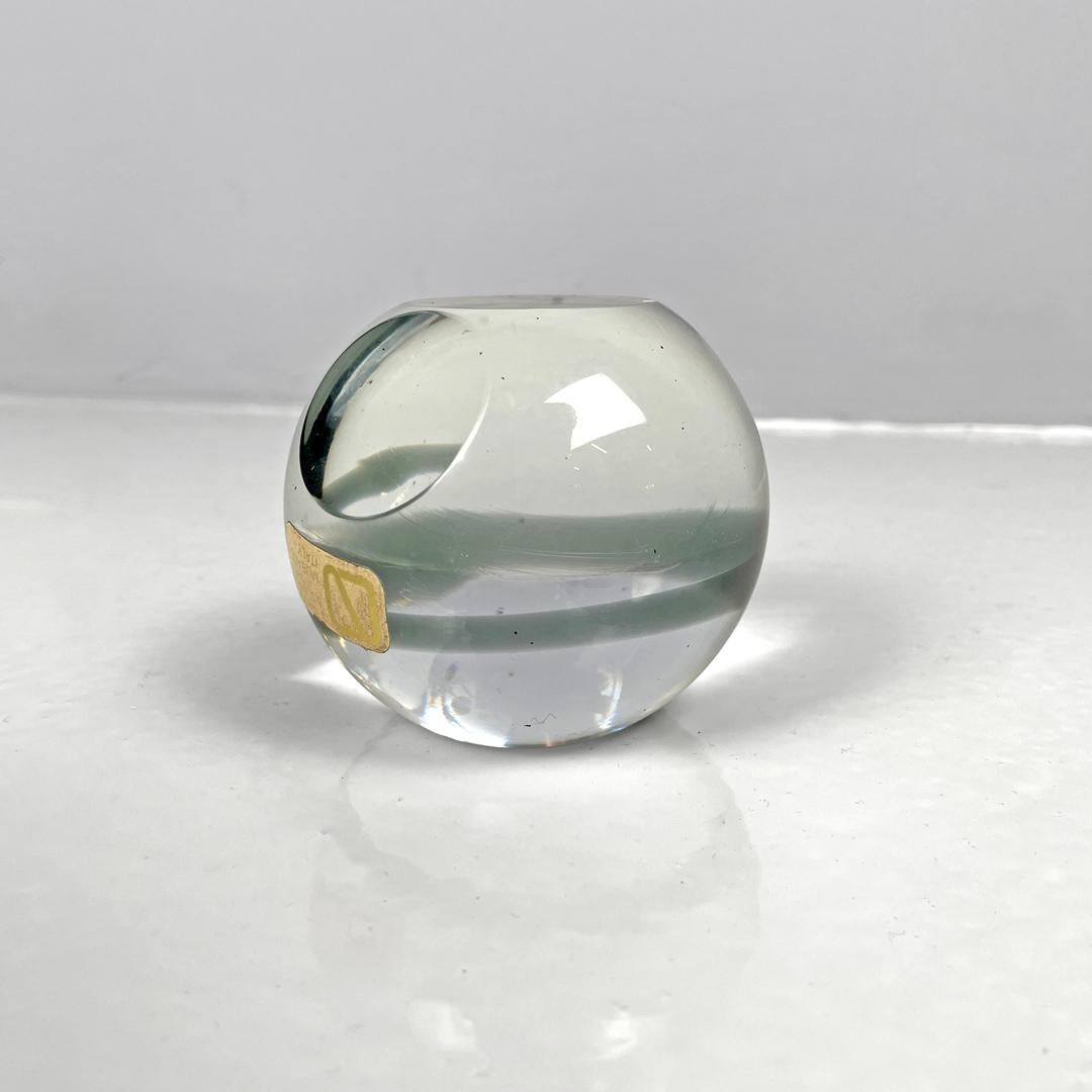 Italian modern paperweight by V. Nason & C. in transparent Murano glass, 1990s
Transparent Murano glass sphere-shaped paperweight. Inside the structure you can see a variation in the color of the glass that fades towards grey. The sphere is cut in