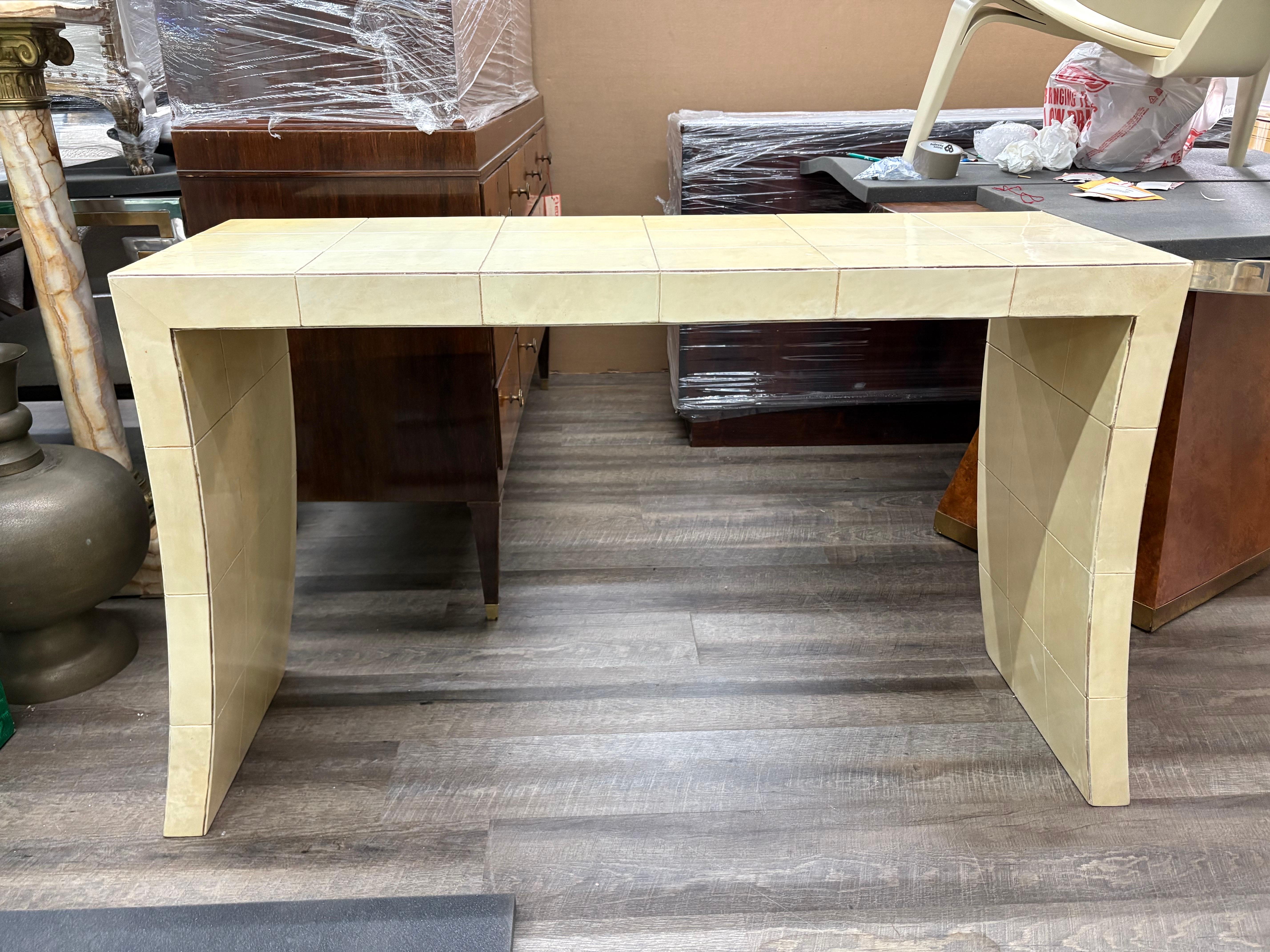 Moderner italienischer Konsolentisch aus Pergament.
Angeboten wird ein formschöner italienischer Pergament-Konsolentisch aus der Mitte des Jahrhunderts mit einem atemberaubenden Patchwork-Design aus Pergament.
Diese schöne Konsole erinnert an die