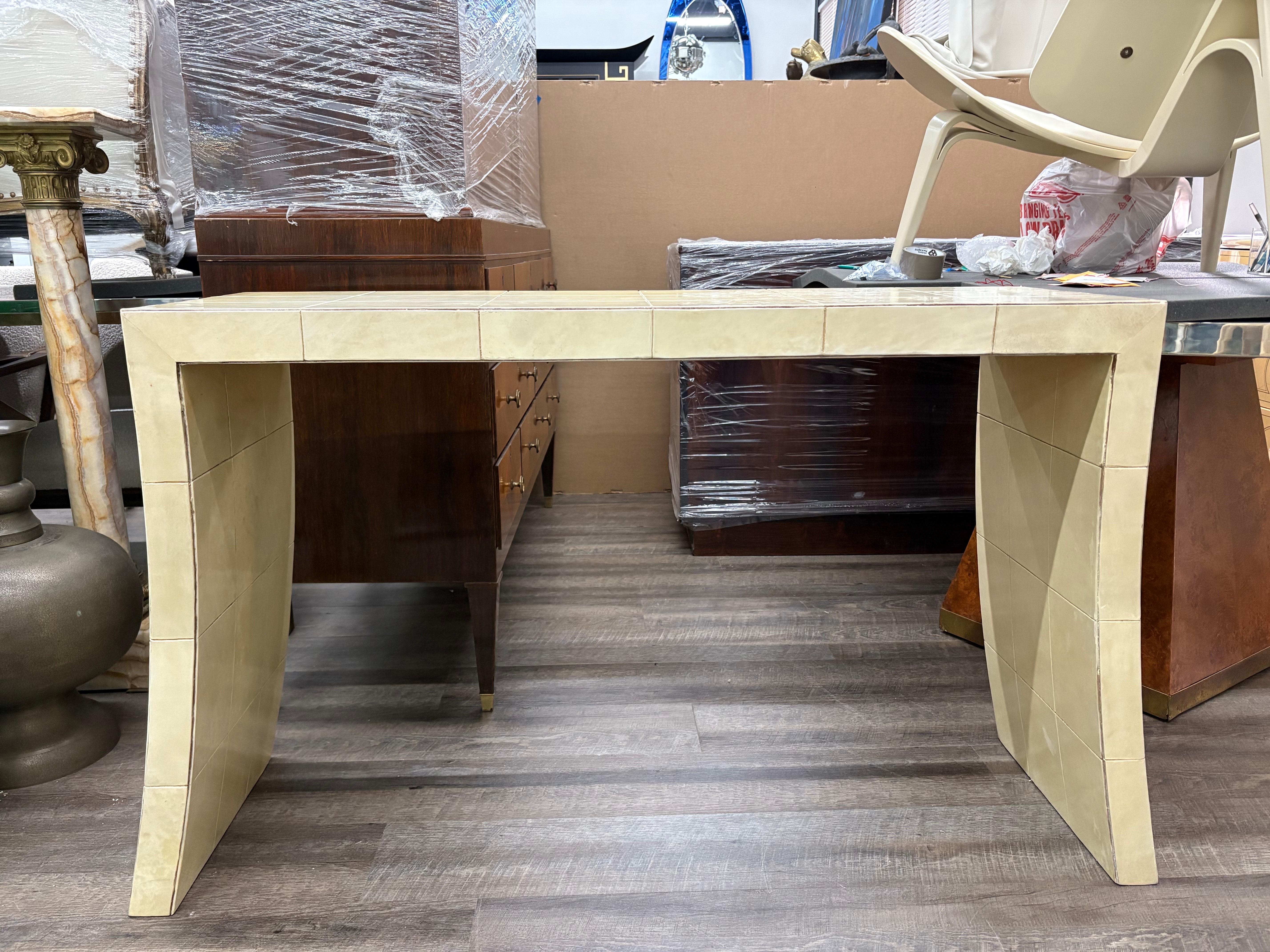 Italienischer Moderner Konsolentisch aus Pergament im Zustand „Gut“ im Angebot in Houston, TX