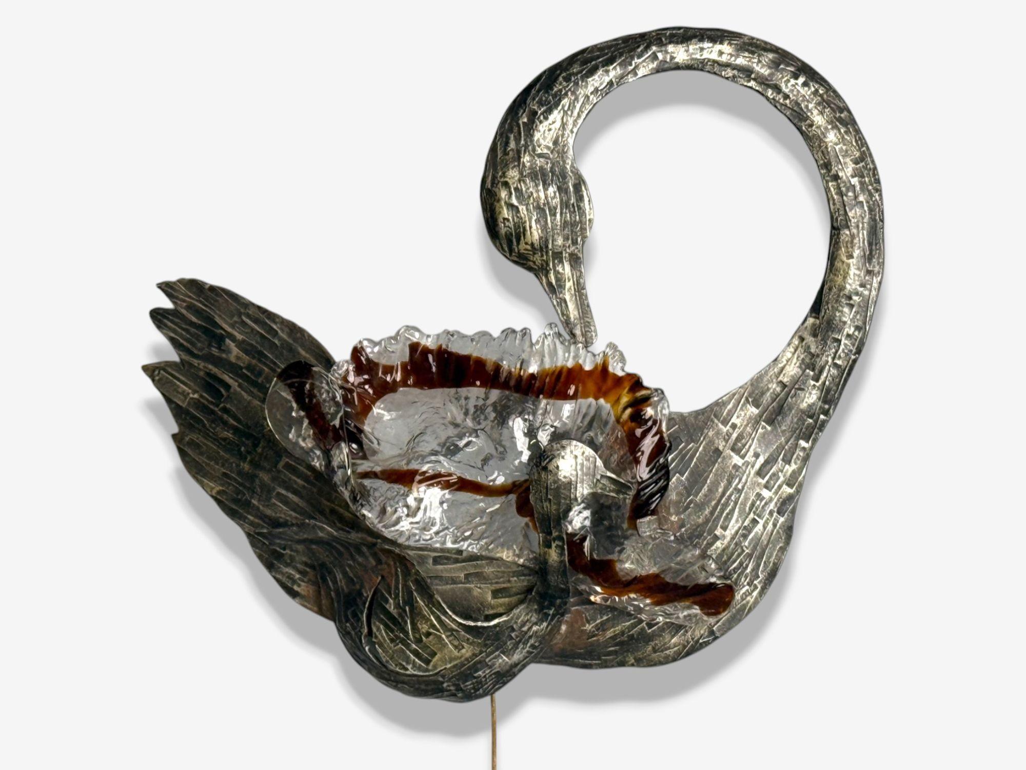 Italian Modern, Patinated Metal, Art Glass, Large Wall Swan Sconce or Wall Light, Italy, 1960s

A large wall light or sconce in metal and art glass in the form of a Swan, designed and produced in Italy in the second half of the 20th century.

Bulb