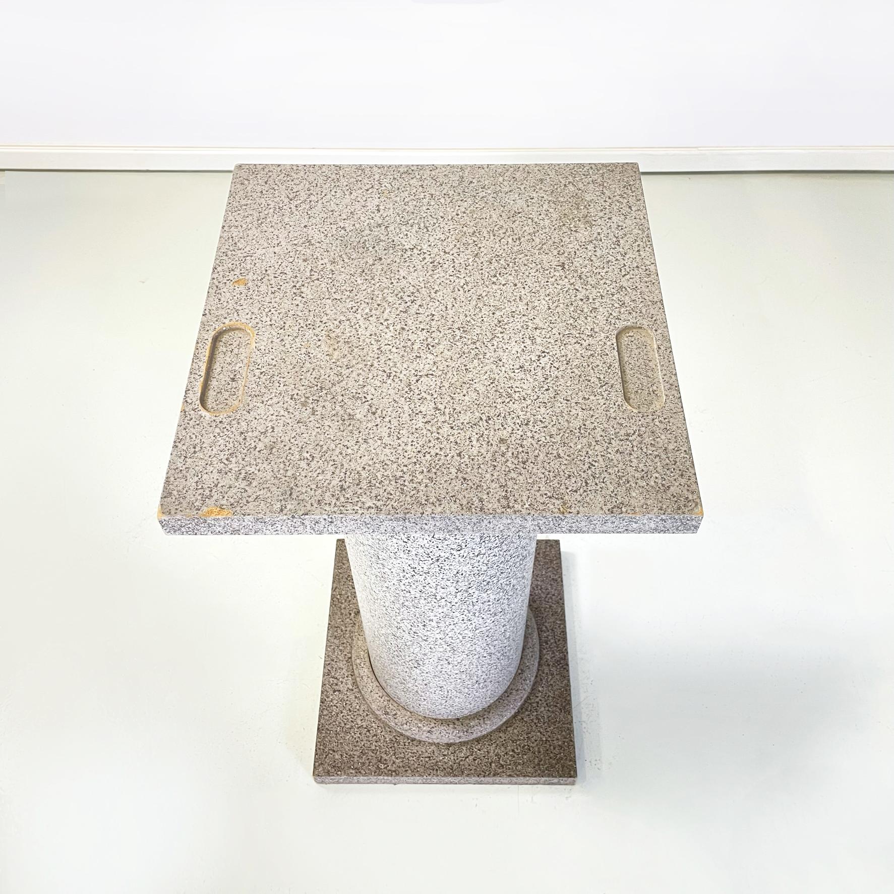 Moderne italienische Sockelsäule aus Holz, als Stein bemalt, 1990-2000er
Sockelsäule mit Sockel und quadratischer Platte aus Holz, grau gestrichen, als ob sie aus Stein wäre. Die zentrale zylindrische Holzstruktur. Geeignet als Beistelltisch oder