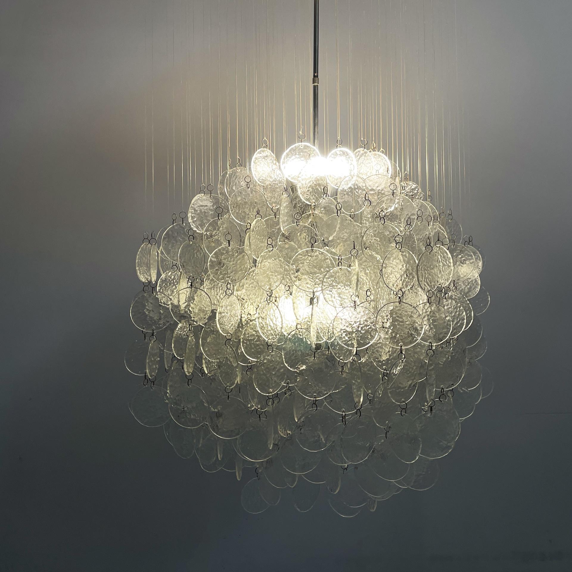 Italian modern pendant chandelier in glass, aluminum and white wood, 1970s In condizioni discrete in vendita a MIlano, IT