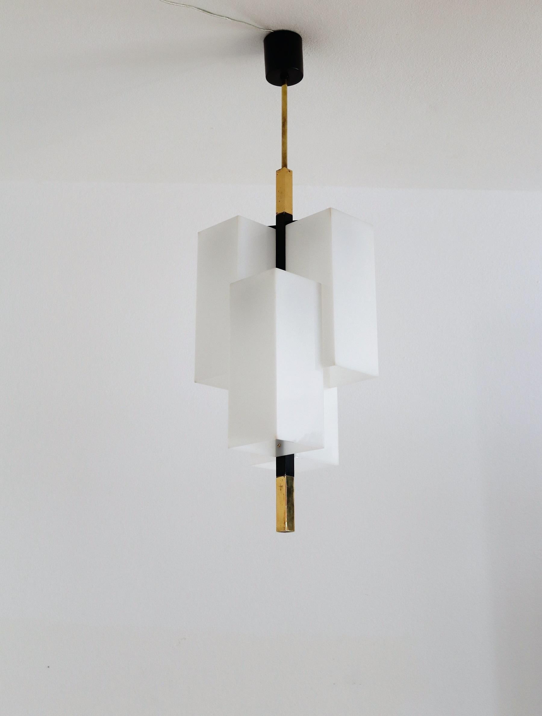 Italian Modern Pendant Light in Acrylic and Brass by Stilux Milano, 1970s For Sale 8