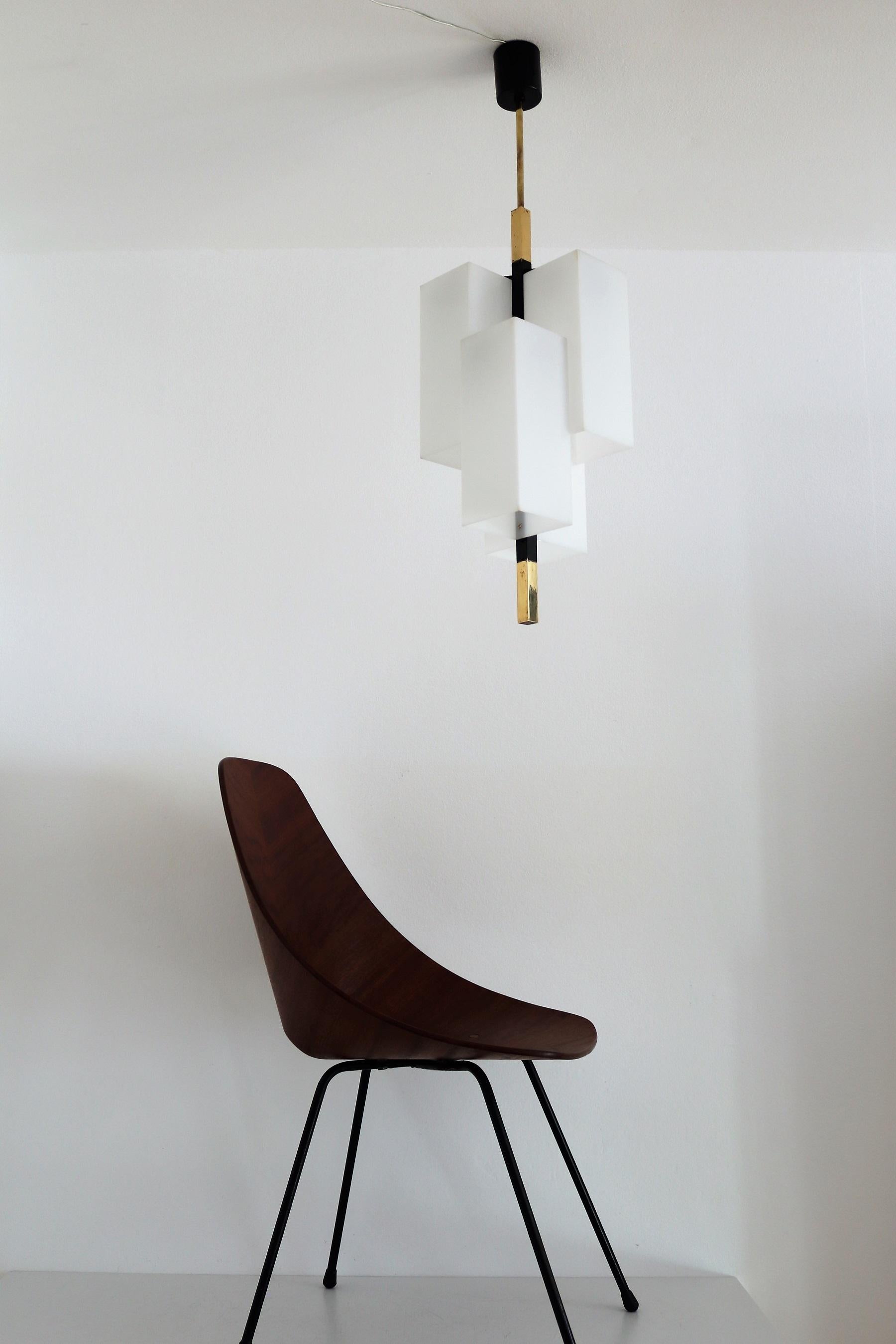 Italian Modern Pendant Light in Acrylic and Brass by Stilux Milano, 1970s In Good Condition For Sale In Morazzone, Varese