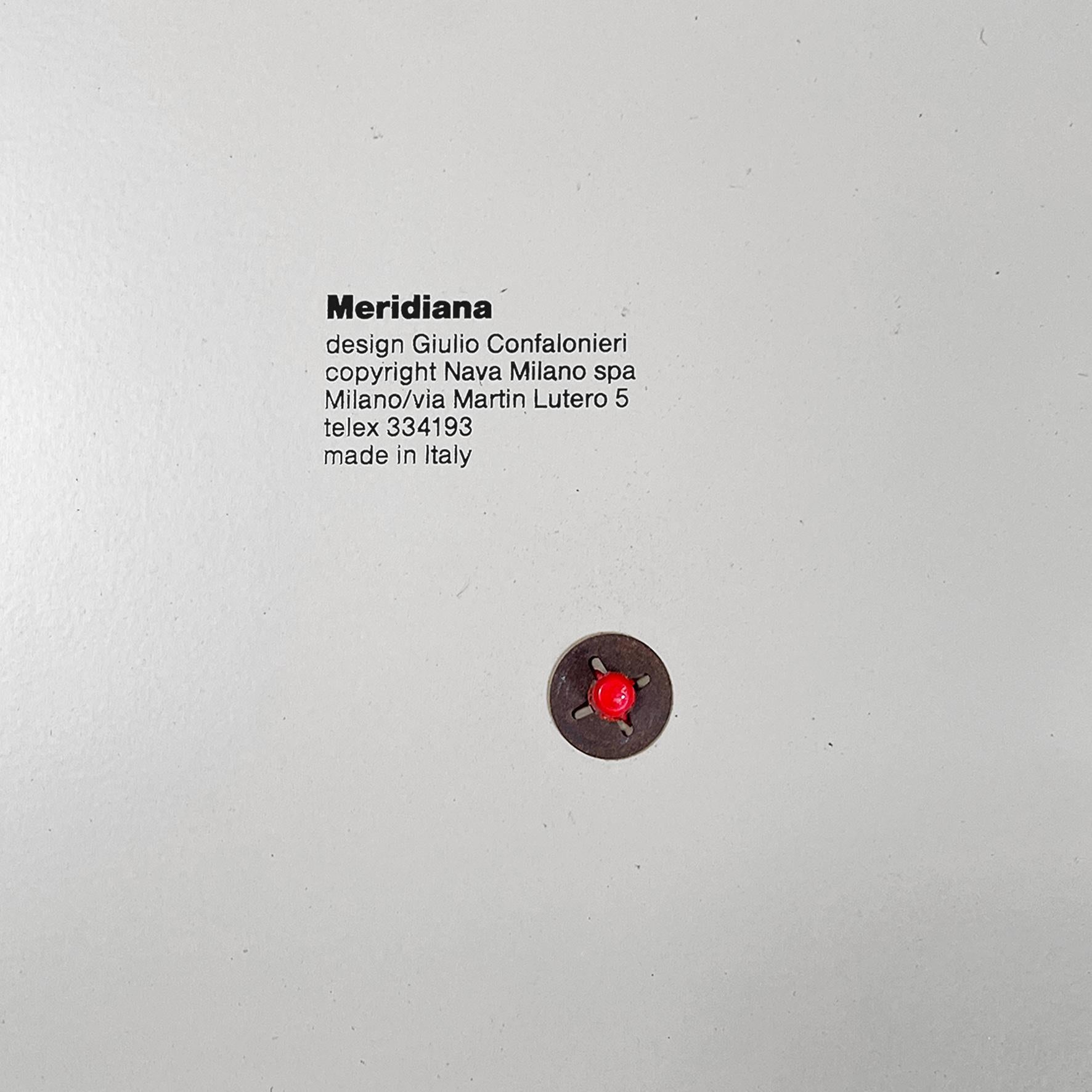 Calendario perpetuo Meridiana italiano moderno de metal negro, de Giulio Confalonieri para Studio Paolo Nava, 1978.
Calendario perpetuo modelo Meridiana de chapa de hierro negra, doblada por arriba y por abajo para rematar el objeto. Con números que