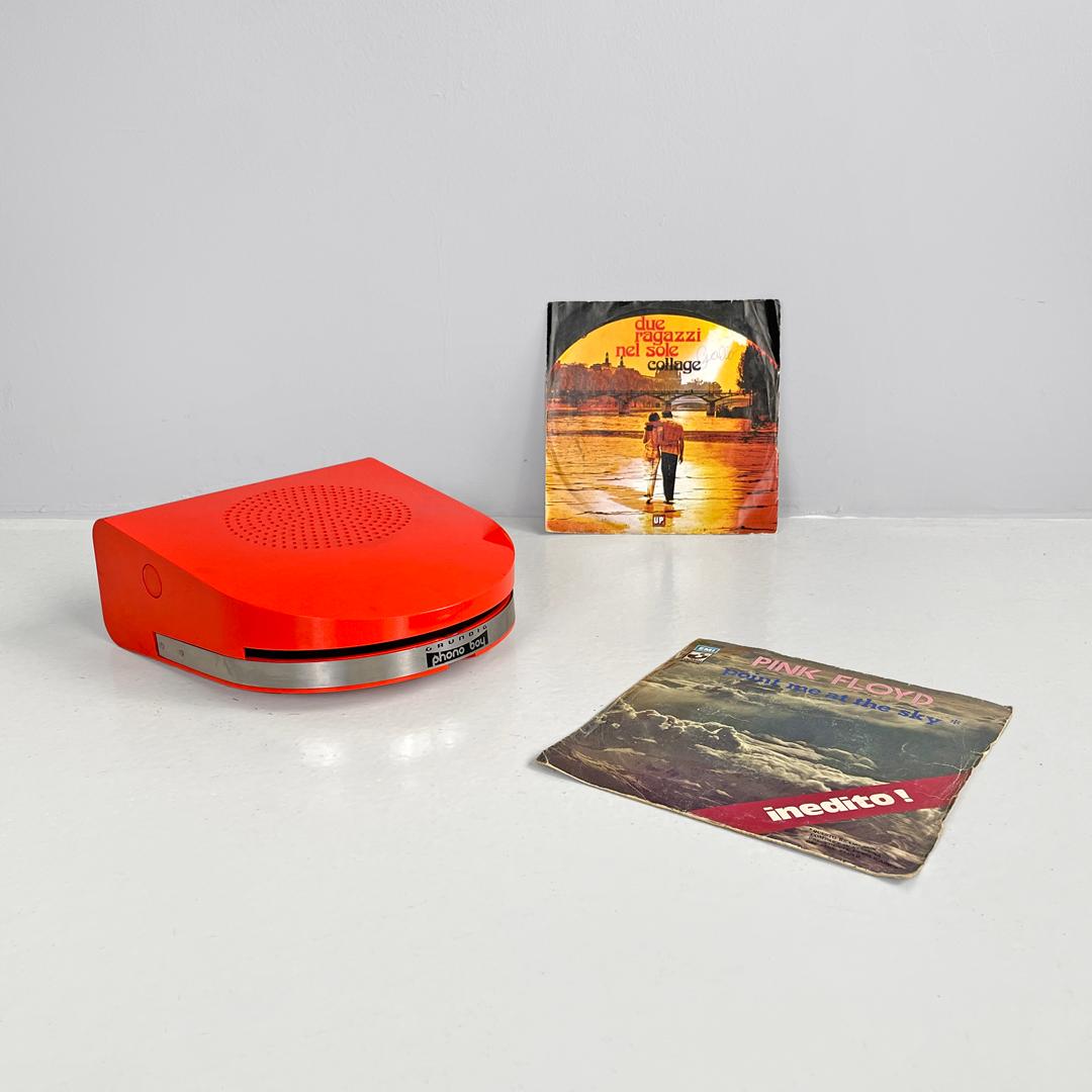 Italian modern Phono Boy portable record player Mario Bellini for Grundig, 1970s
Portable record player mod. Phono Boy for 45 rpm in orange plastic. The structure has an elongated semicircular shape, and has a chromed metal handle. It has two side