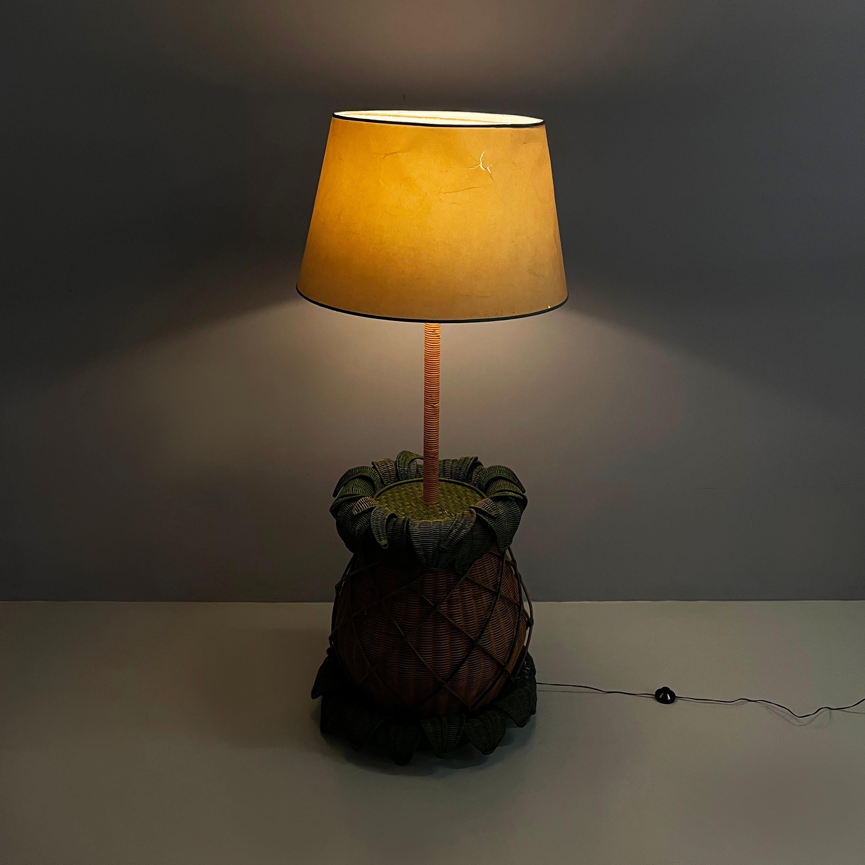 Italian modern Pineapple shape floor lamp in wicker, 1970s
Fantastic and vintage floor lamp with round base lampshade in beige paper with green trimmings. The structure has a round section and is covered in wicker. The base resembles the shape of a