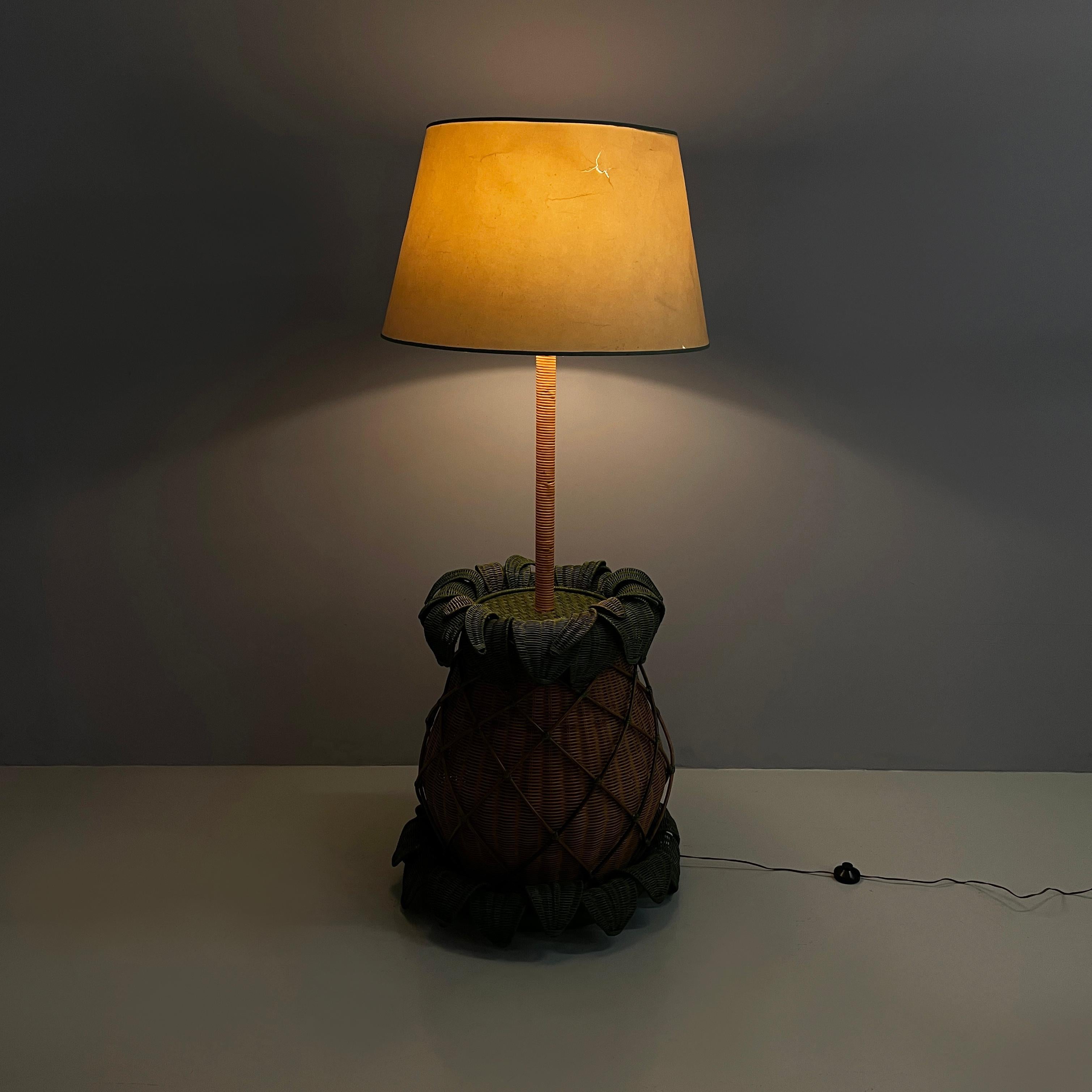 Italian modern Pineapple shape floor lamp in wicker, 1970s In Good Condition For Sale In MIlano, IT