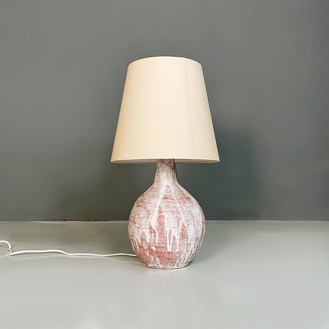Italian Modern Pink and White Ceramic Base Lamp and Beige Fabric Lampshade, 1970 For Sale 5