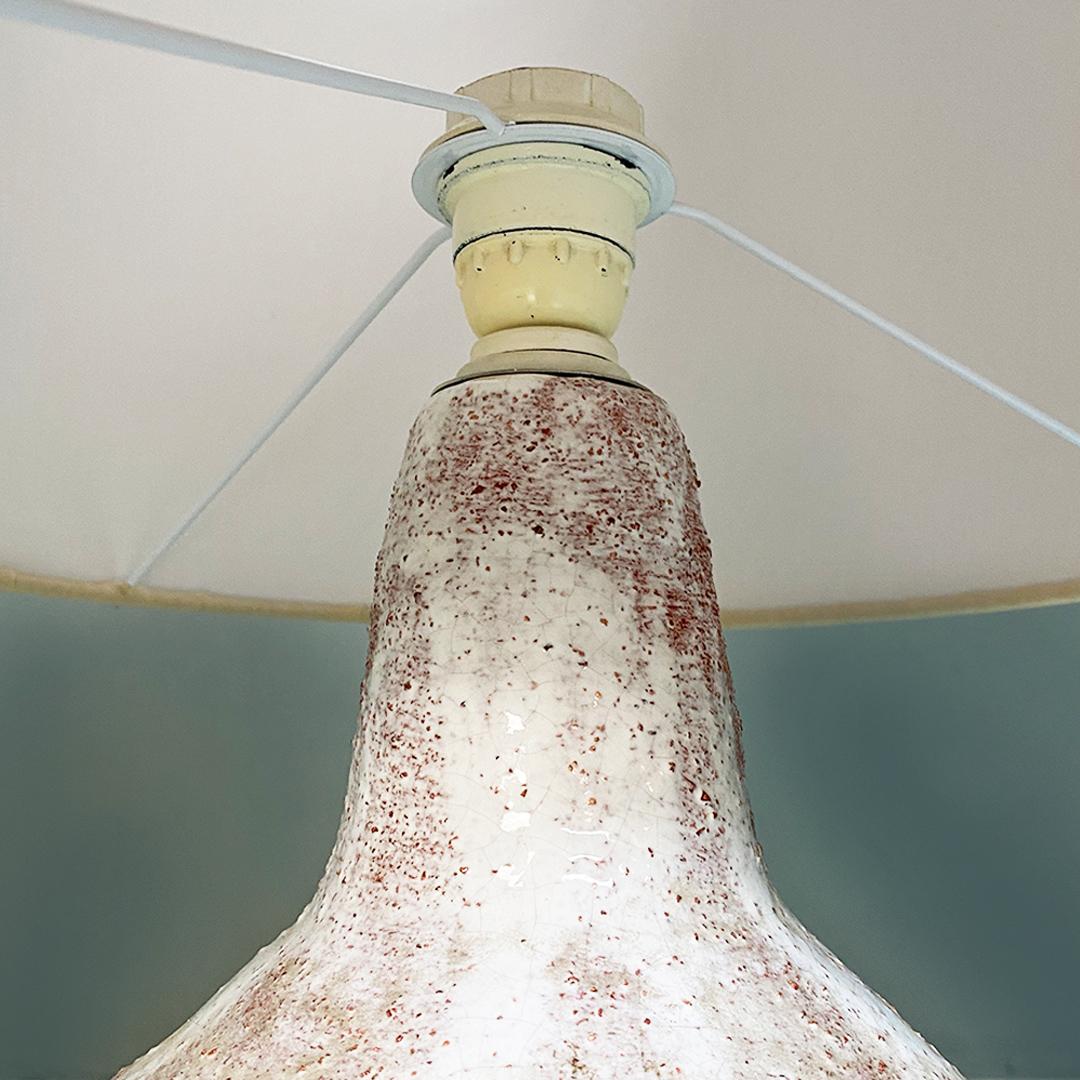Italian Modern Pink and White Ceramic Base Lamp and Beige Fabric Lampshade, 1970 In Good Condition For Sale In MIlano, IT