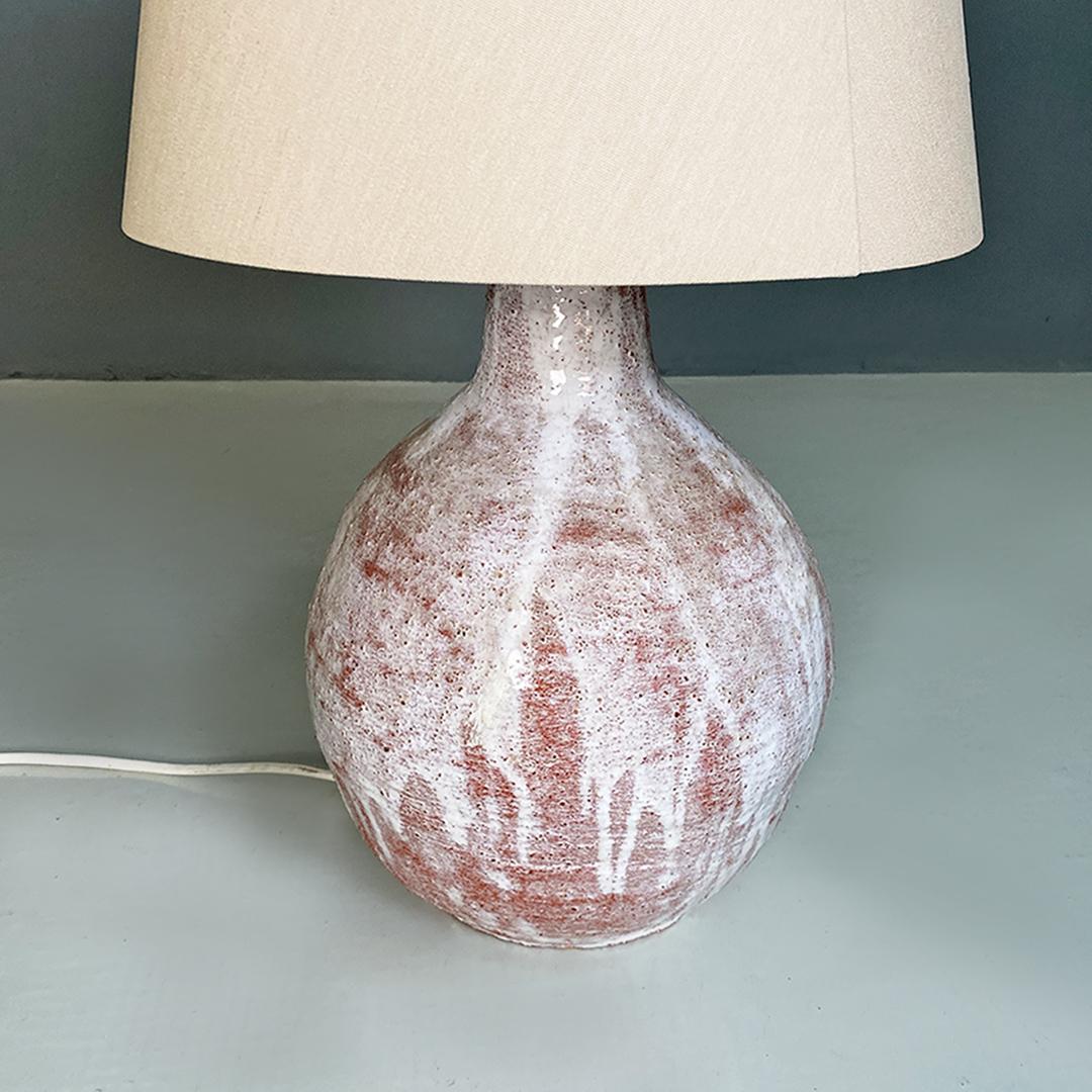 Italian Modern Pink and White Ceramic Base Lamp and Beige Fabric Lampshade, 1970 For Sale 1
