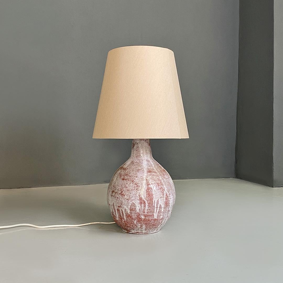 Italian Modern Pink and White Ceramic Base Lamp and Beige Fabric Lampshade, 1970 For Sale 2