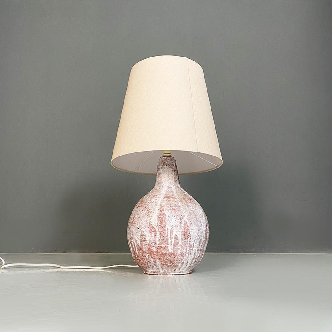 Italian Modern Pink and White Ceramic Base Lamp and Beige Fabric Lampshade, 1970 For Sale 4
