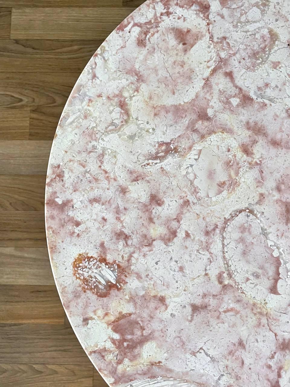 Ottone Tavolino moderno in marmo rosa e ottone di Rene Brancusi in vendita