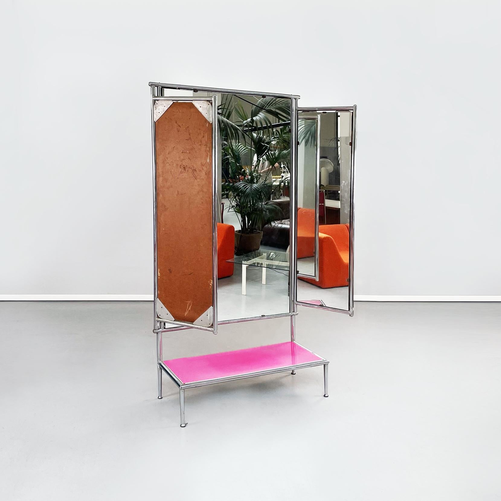 Miroir de sol moderne italien rose en bois et métal tubulaire avec 3 portes, 1980
Miroir au sol avec 3 portes en métal. Les trois portes ont une structure tubulaire avec un dos en bois. Les portes latérales basculantes peuvent être fermées grâce