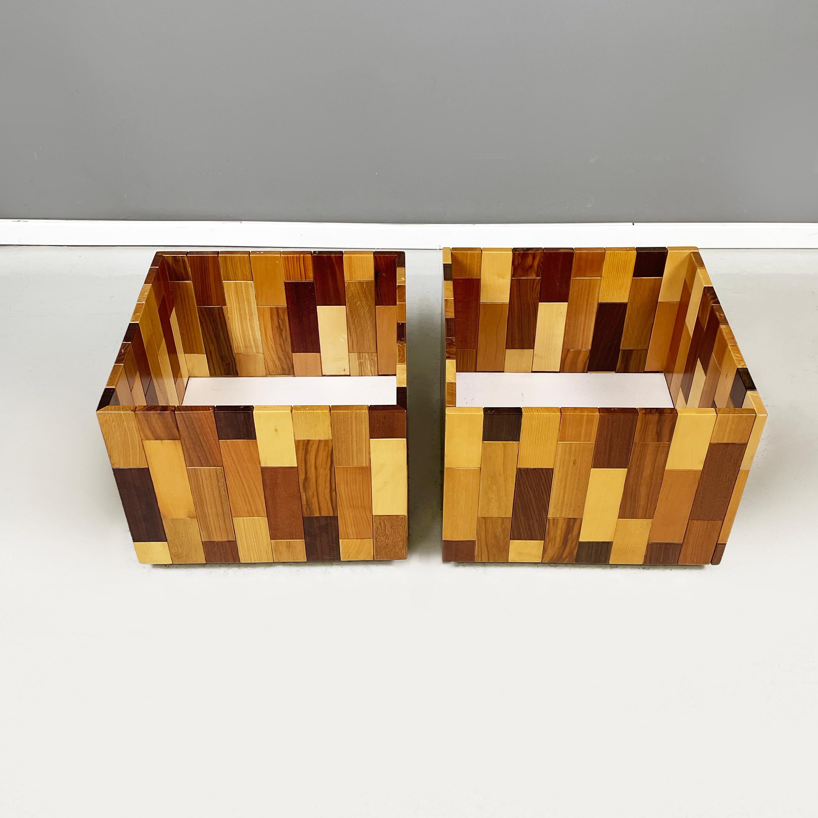 Italian modern planters with wheels in wooden strips in different colors, 2000s
Pair of square-based planters with wooden strip structure of different colors. The base is white. Below it has 4 black wheels.
These vases came from 2000 approx.
Good