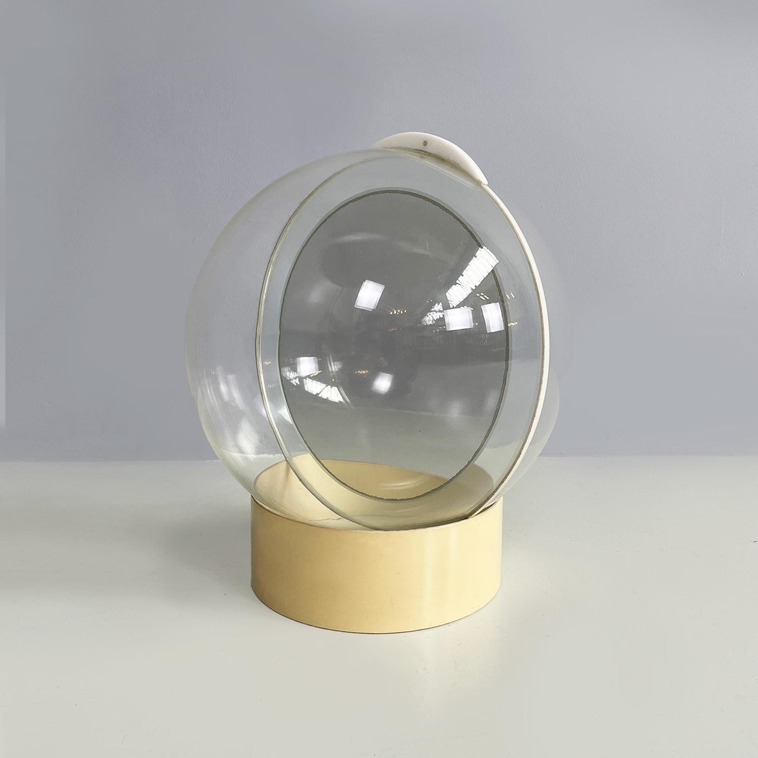 Table mirror model 4720/S, composed of two parts, a cylindrical plastic base which has slightly yellowed over time and a transparent plexiglass sphere, with the round mirror inside, adjustable via a white plastic handle.
Produced by Kartell in