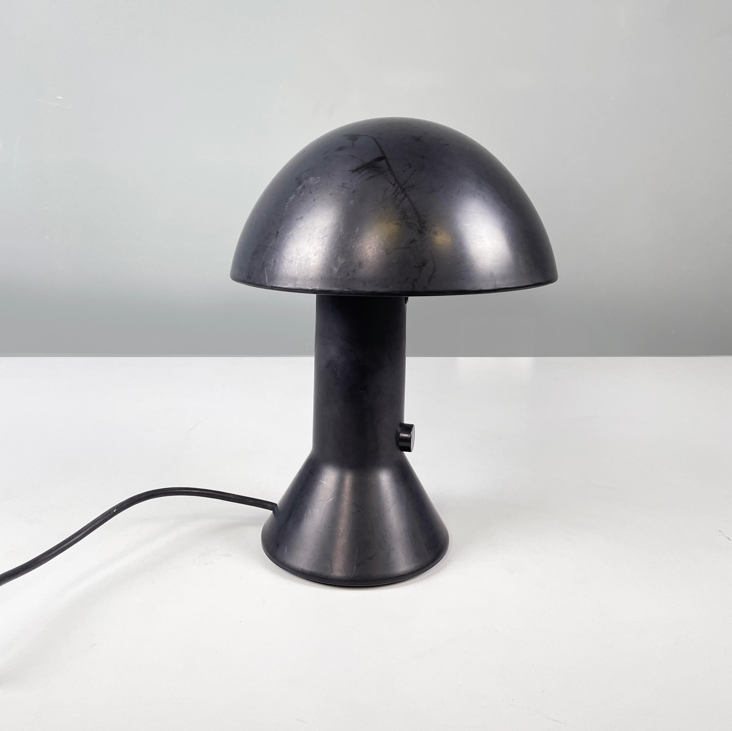 Italian modern adjustable table lamp Elmetto by Martinelli Luce in black plastic and white metal, 1980s
Table lamp mod. Elmetto with hemisphere diffuser, externally in black plastic and internally in white metal. Thanks to a metal rod placed in the