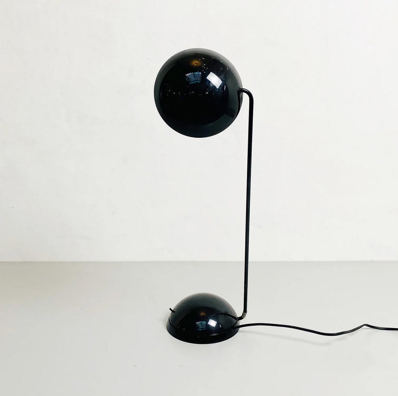 Italian modern plastic and black metal bikini table lamp by Tronconi, 1980s.
Adjustable table lamp with round base, in plastic and black painted metal, with halogen bulb. Produced by Tronconi in 1980s
Good conditions.
Measurements in cm 22 x 38 x