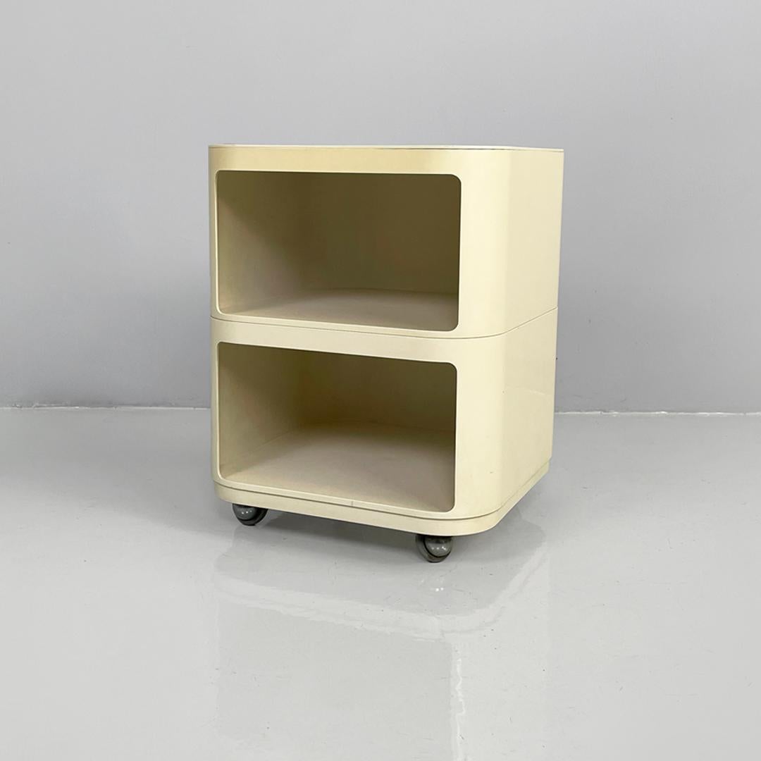 Cassettiera moderna italiana in plastica di Anna Castelli per Kartell, anni '70
Cassettiera modulare in plastica bianca su ruote, utilizzabile come carrello o comodino. La struttura è composta da due moduli impilabili con un vano aperto nella parte