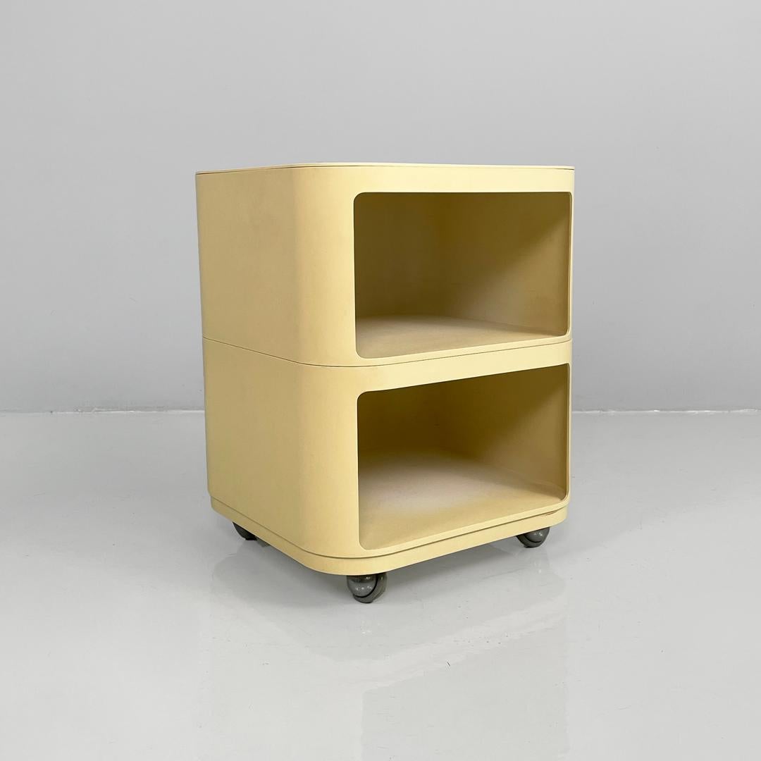 Cassettiera moderna italiana in plastica di Anna Castelli per Kartell, anni '70
Cassettiera modulare in plastica bianca su ruote, utilizzabile come carrello o comodino. La struttura è composta da due moduli impilabili con un vano aperto nella parte
