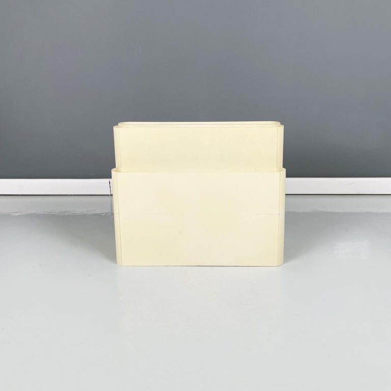 Italian Modern Plastic Magazine Rack 4676 by Giotto Stoppino for