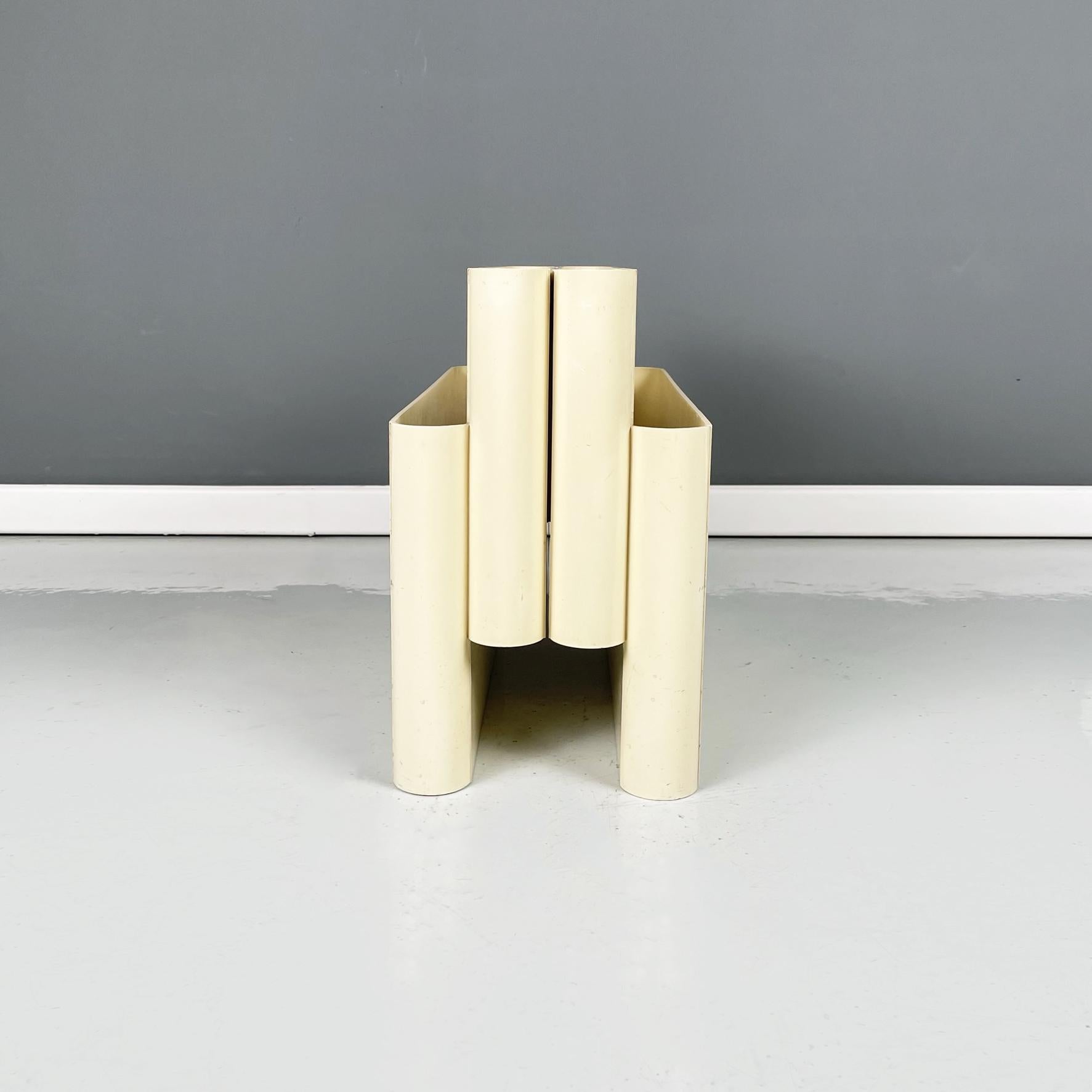 Italian Modern Plastic Magazine Rack 4676 by Giotto Stoppino for Kartell, 1970s In Good Condition In MIlano, IT