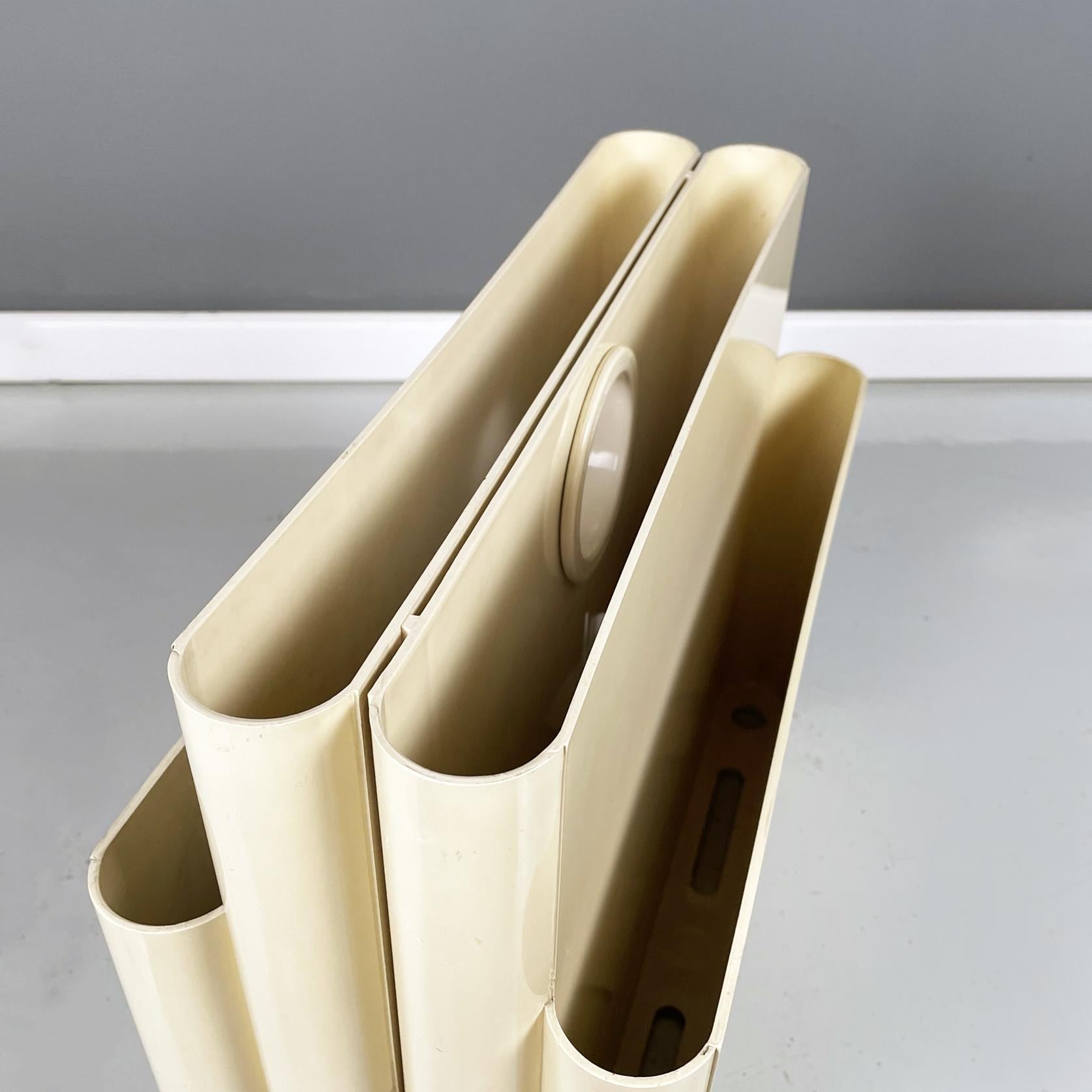 Late 20th Century Italian Modern Plastic Magazine Rack 4676 by Giotto Stoppino for Kartell, 1970s