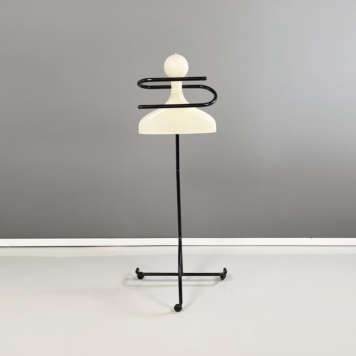 Porte-manteaux en plastique et métal de style italien moderne  Anna Castelli Ferrieri pour Kartell, 1990
Porte-vacances sur pied en métal noir et plastique blanc. Le porte-manteau avec deux bras mobiles est en métal tubulaire noir. La boule du haut