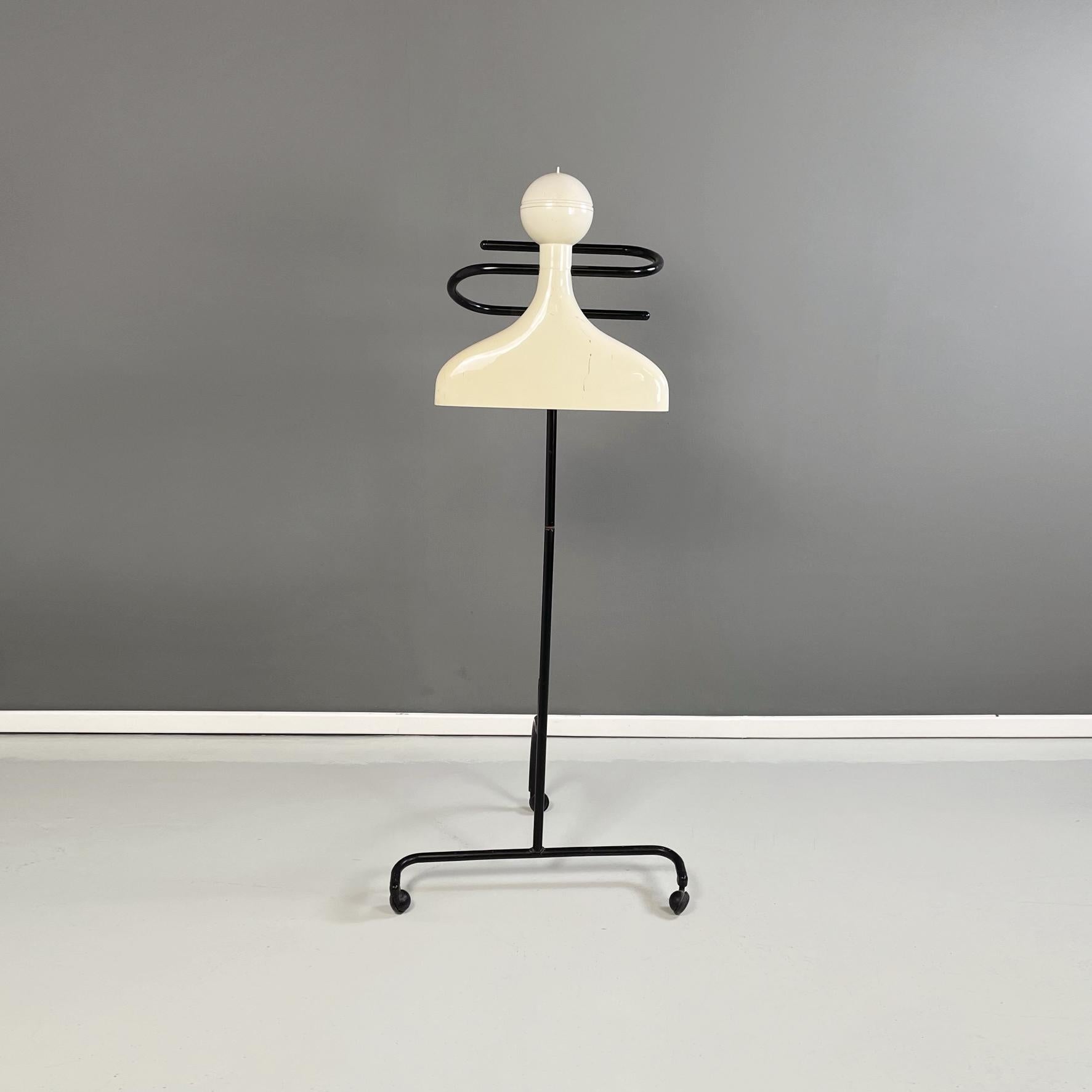 Italian Modern Plastic Metal Valet Stand by A Castelli Ferrieri Kartell, 1990s In Good Condition For Sale In MIlano, IT