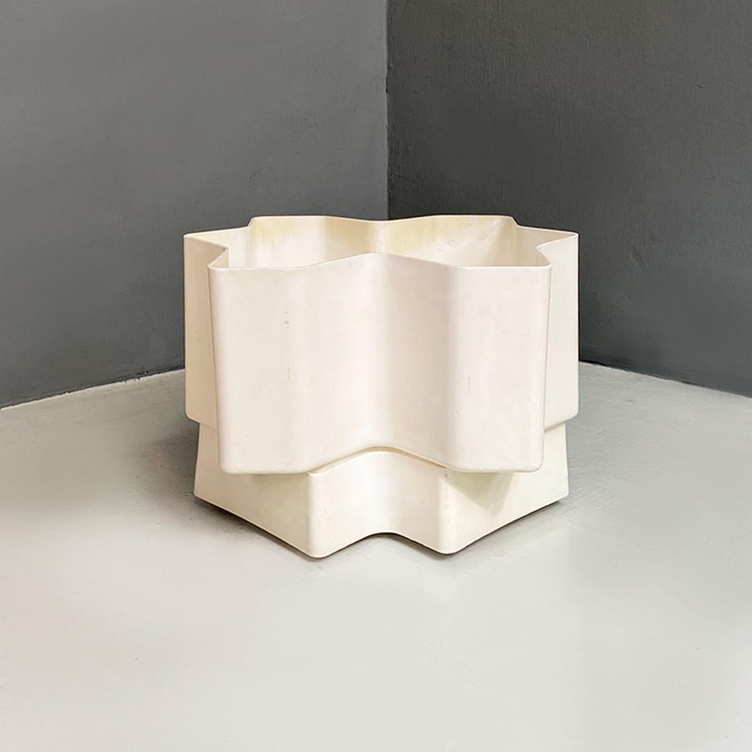 Italian modern plastic plant pot Prisma by Gianni Celada for the Vastill Program, 1970s.
Prisma model plastic plant pot, with a geometric shape and on wheels.
Project by Gianni Celada for the Vastill Program, 1970s.
Good general condition, but