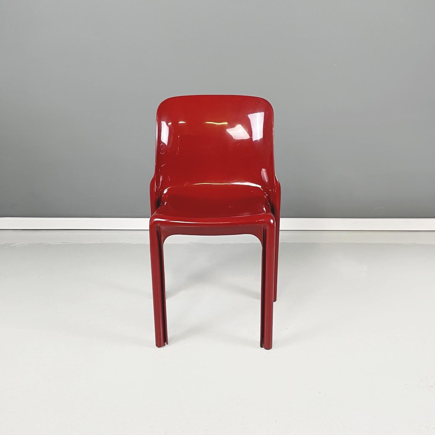 Italian modern plastic red Chairs mod. Selene by Vico Magistretti for Artemide, 1960s
Set of 4 iconic chairs mod. Selene in dark red-burgundy plastic with square seat. The structure is monocoque with S-shaped grooves along the legs.