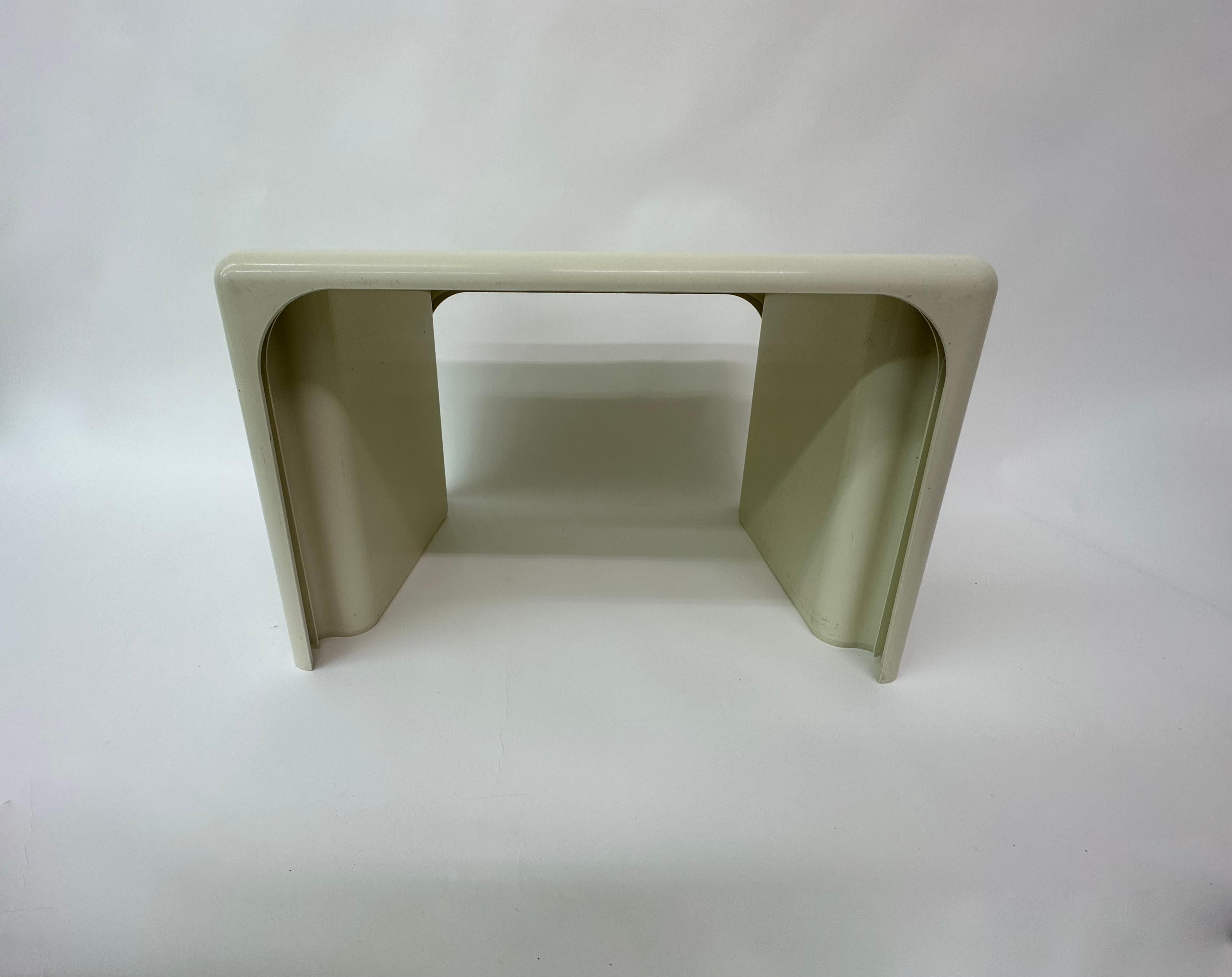 Moderner italienischer Beistell- oder Couchtisch aus weißem Kunststoff, entworfen von Giotto Stoppino für Elco Scorze Itlay, 1970er Jahre. Couchtisch, Beistelltisch oder Nachttisch aus einem einzigen Stück weißen Kunststoffs, mit ausladenden Beinen