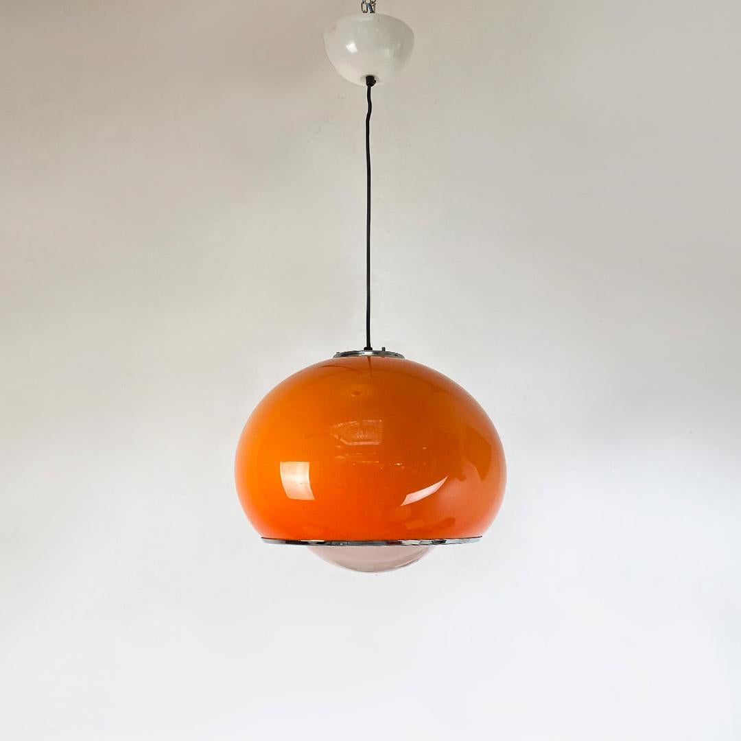 Italian modern orange plastic, chromed steel and white plexiglass Bud chandelier by Studio6g for Guzzini, 1972.
Bud model chandelier, in plastic, with circular band in orange chromed steel and lower part of the diffuser in white