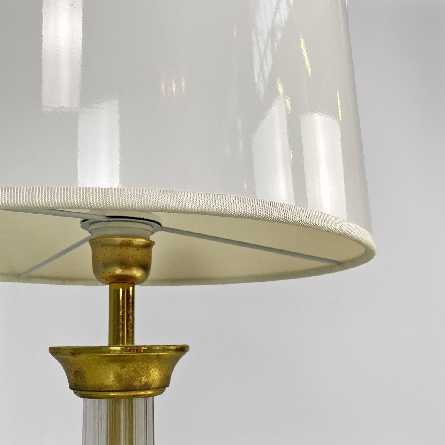 Italian modern plexiglass and brass table lamp with glossy white lampshade 1970s In Good Condition For Sale In MIlano, IT