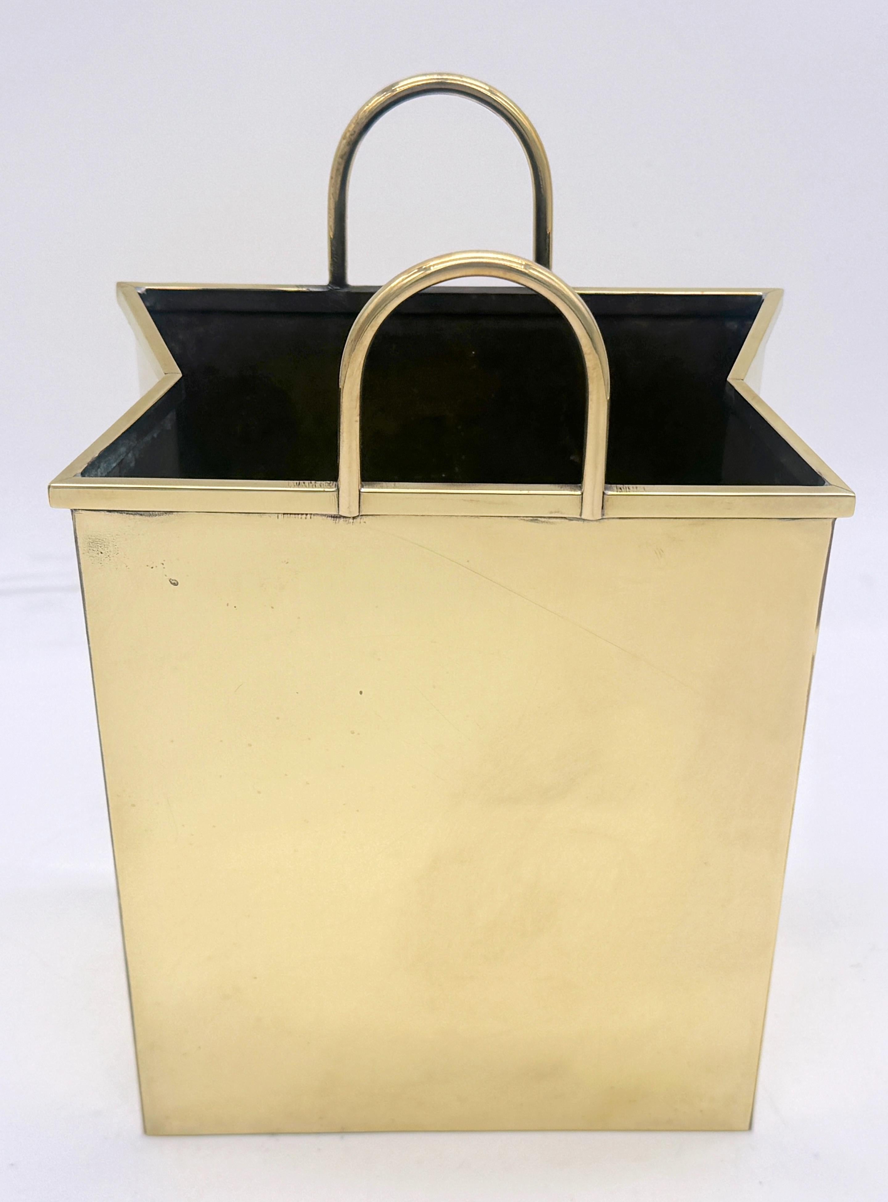 Scultura moderna italiana in ottone lucido con borsa della spesa 

Italia, circa anni '70

Scultura moderna italiana in ottone lucido con borsa della spesa

Italia, circa anni '70

Questa stravagante scultura italiana moderna degli anni '70 imita