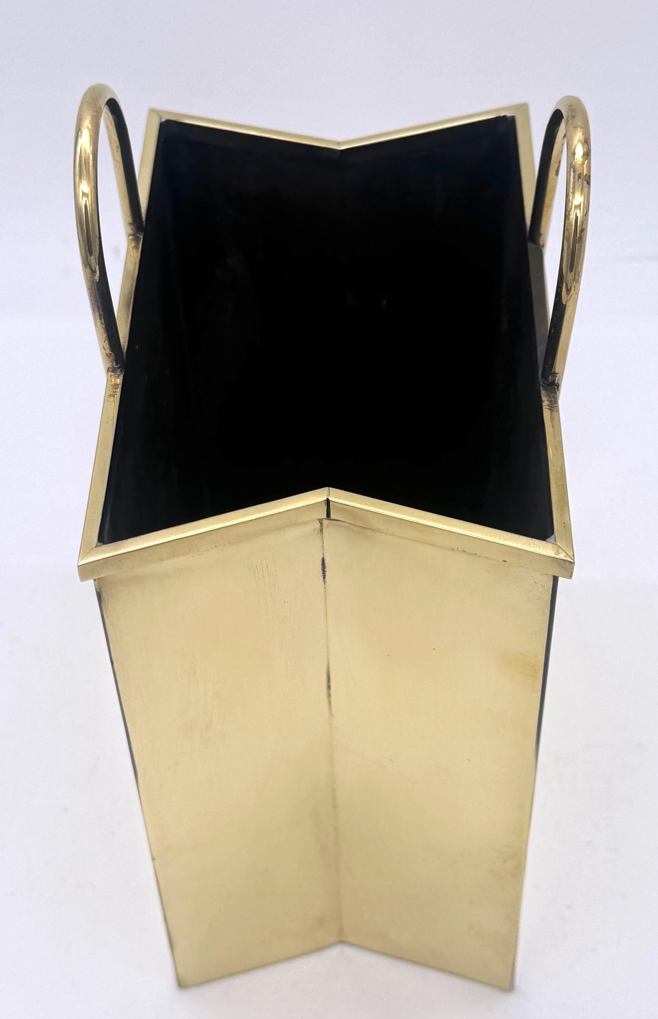 Forgiato Scultura moderna italiana in ottone lucido con borsa della spesa, CIRCA ANNI 70 in vendita