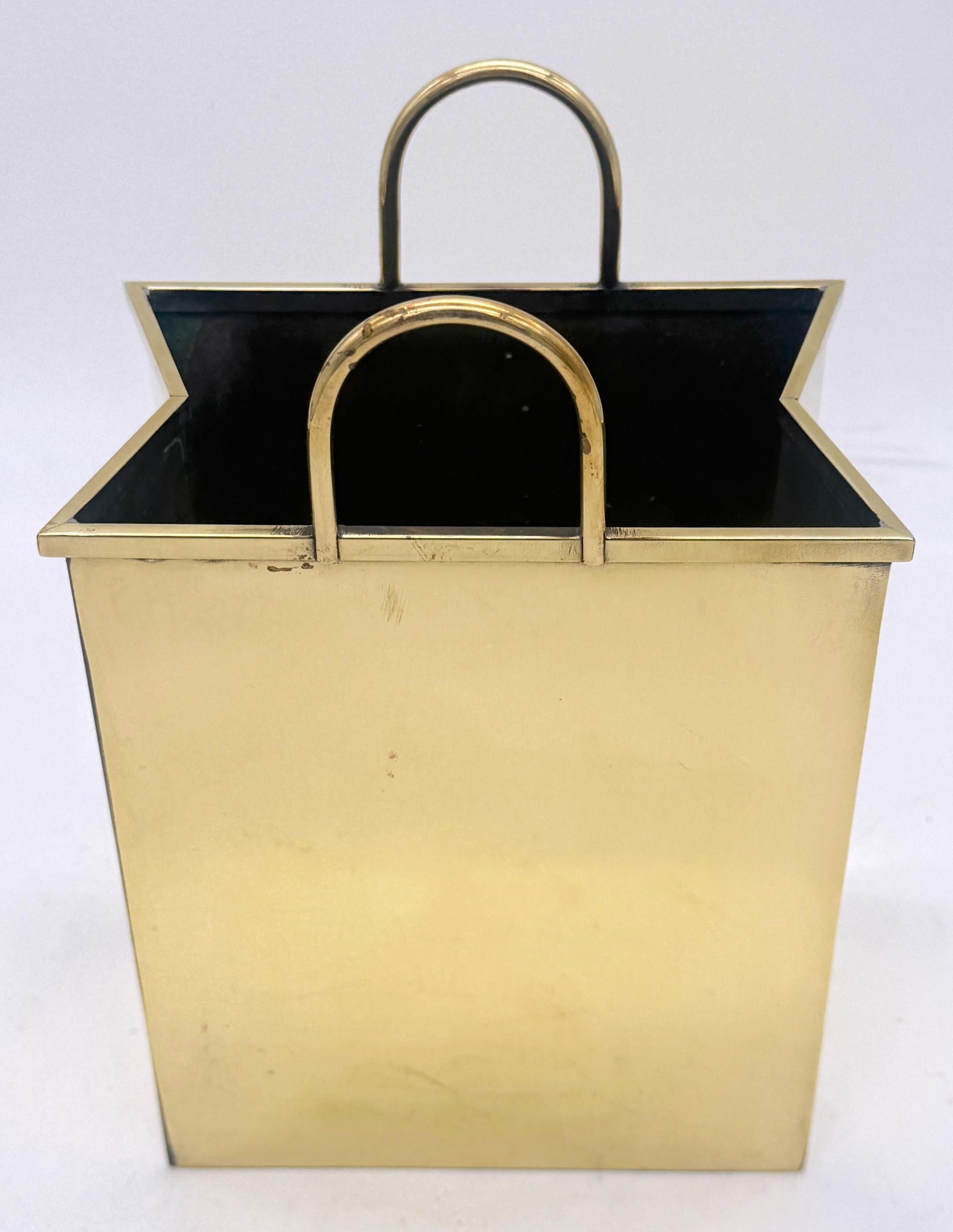 Scultura moderna italiana in ottone lucido con borsa della spesa, CIRCA ANNI 70 In condizioni buone in vendita a West Palm Beach, FL