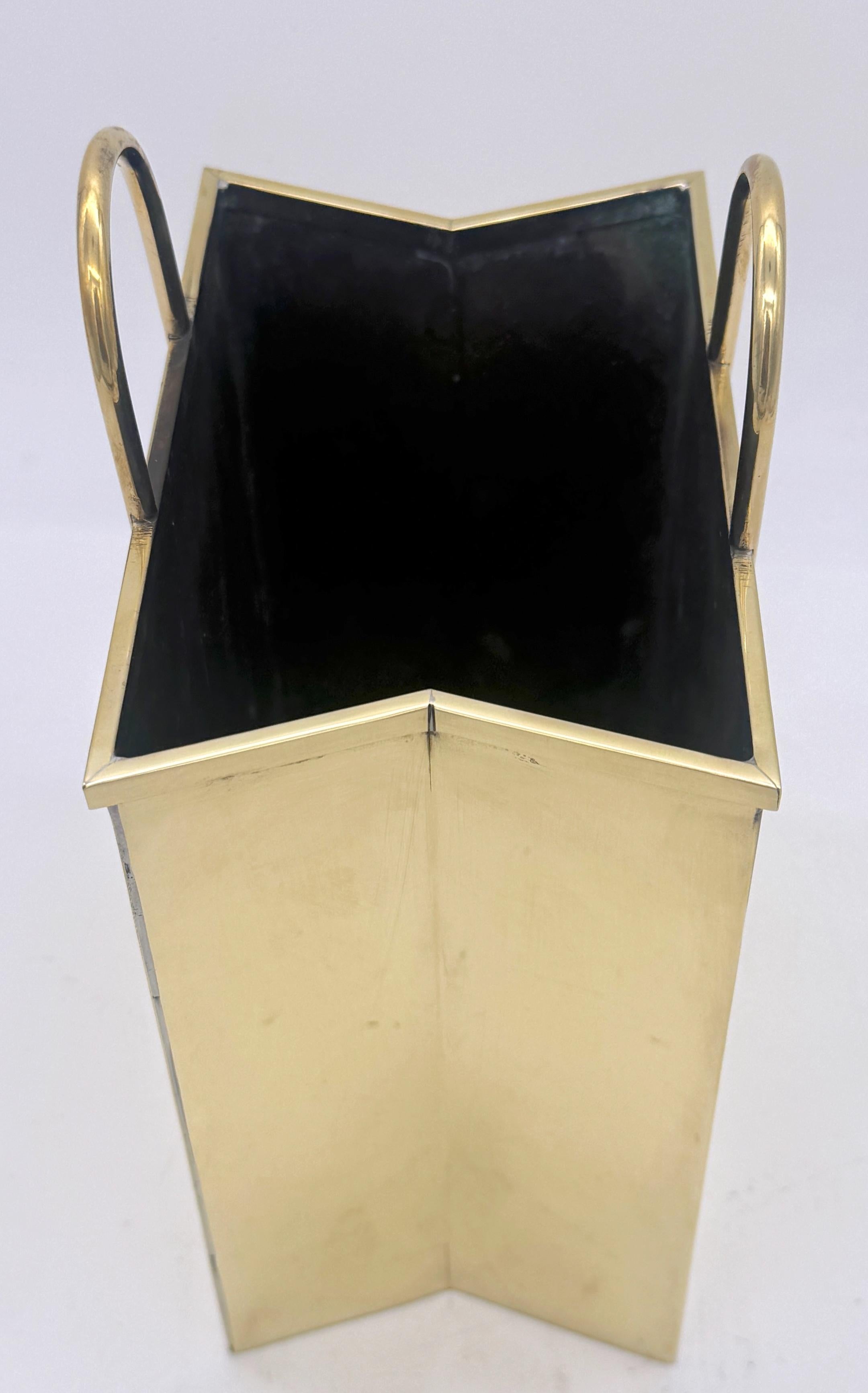 XX secolo Scultura moderna italiana in ottone lucido con borsa della spesa, CIRCA ANNI 70 in vendita